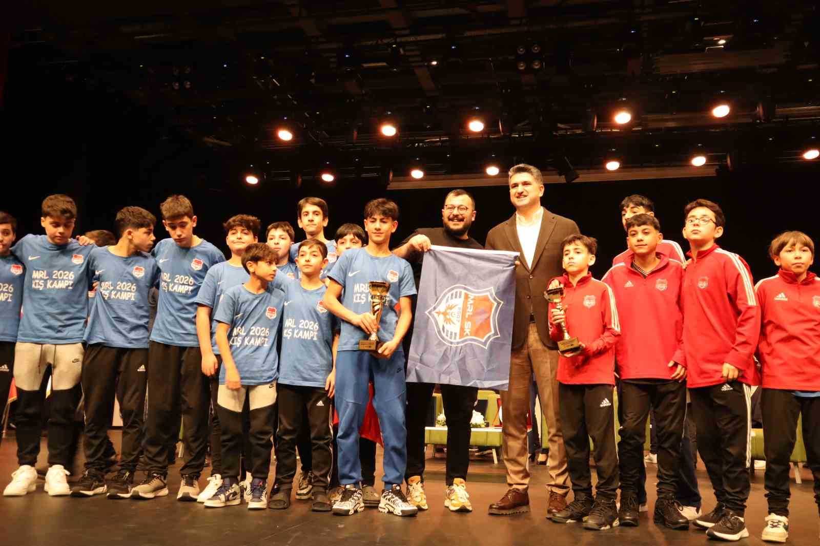 Ataşehir’de sanat ve spor alanında ünlü isimleri buluşturan panel
Ataşehir’de sanat ve spor alanında ünlü isimleri buluşturan panel