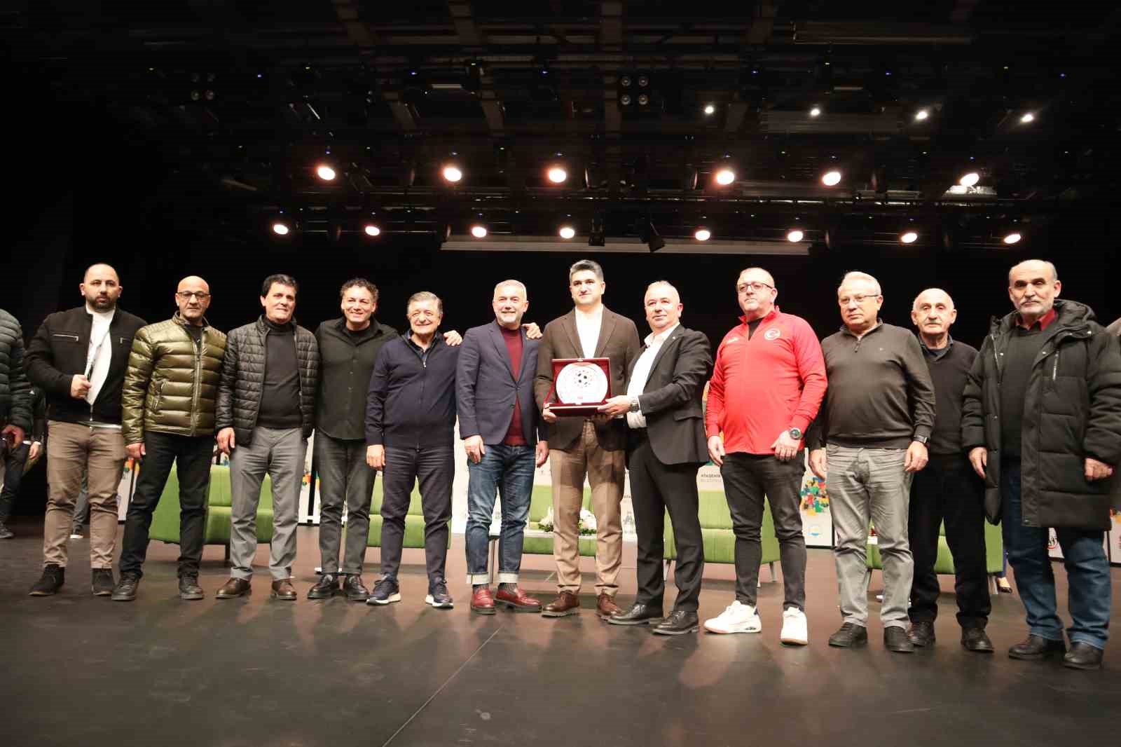 Ataşehir’de sanat ve spor alanında ünlü isimleri buluşturan panel
Ataşehir’de sanat ve spor alanında ünlü isimleri buluşturan panel