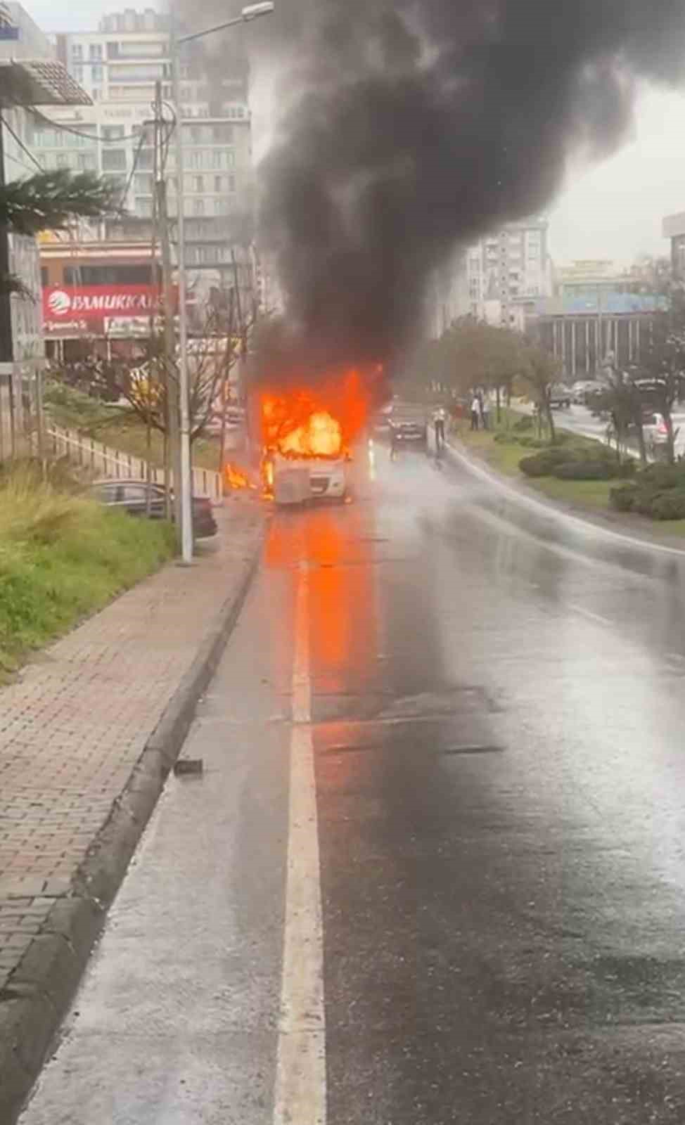 Ataşehir’de servis minibüsü yanarak küle döndü
