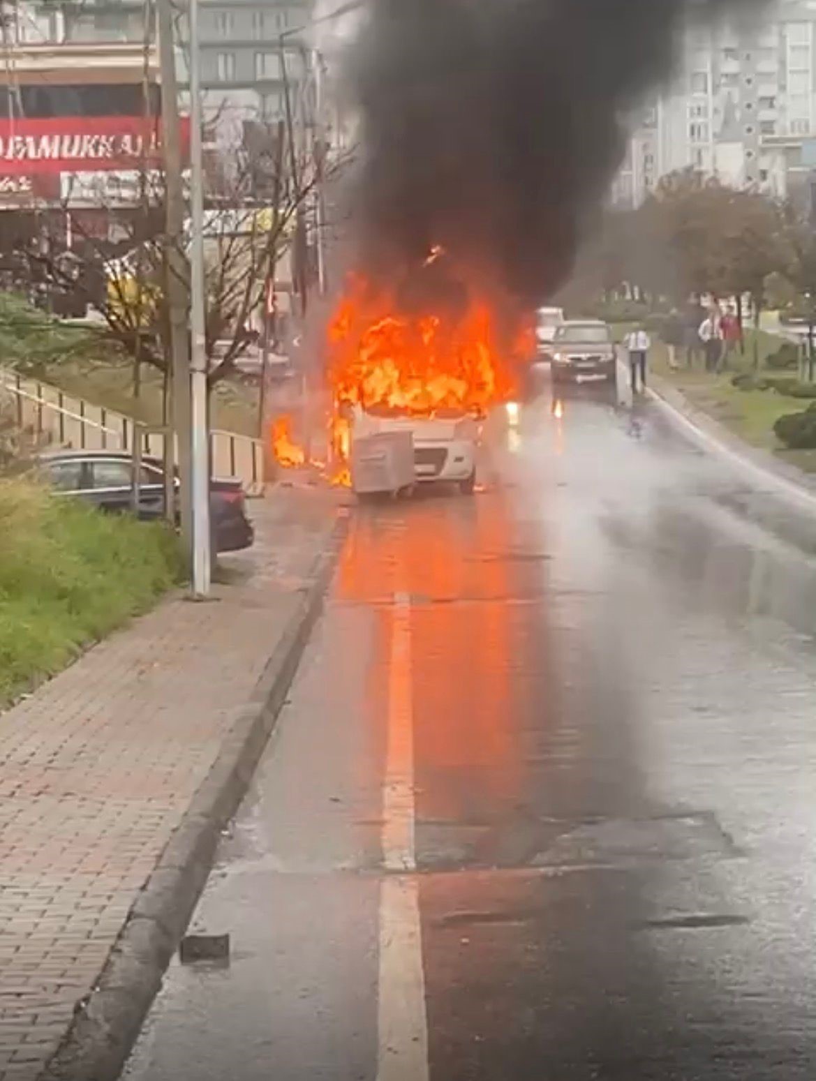 Ataşehir’de servis minibüsü yanarak küle döndü
