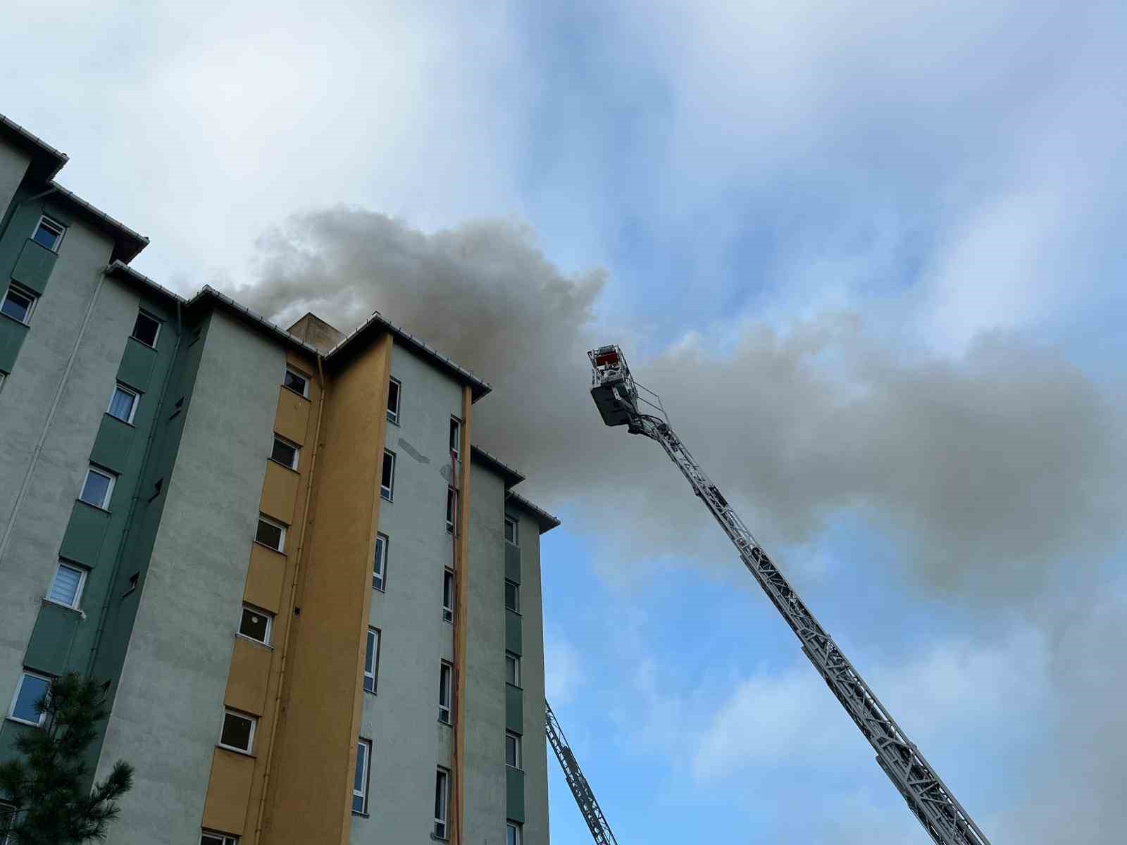 Ataşehir’de site içinde yangın: Sakat köpek mahsur kaldı
