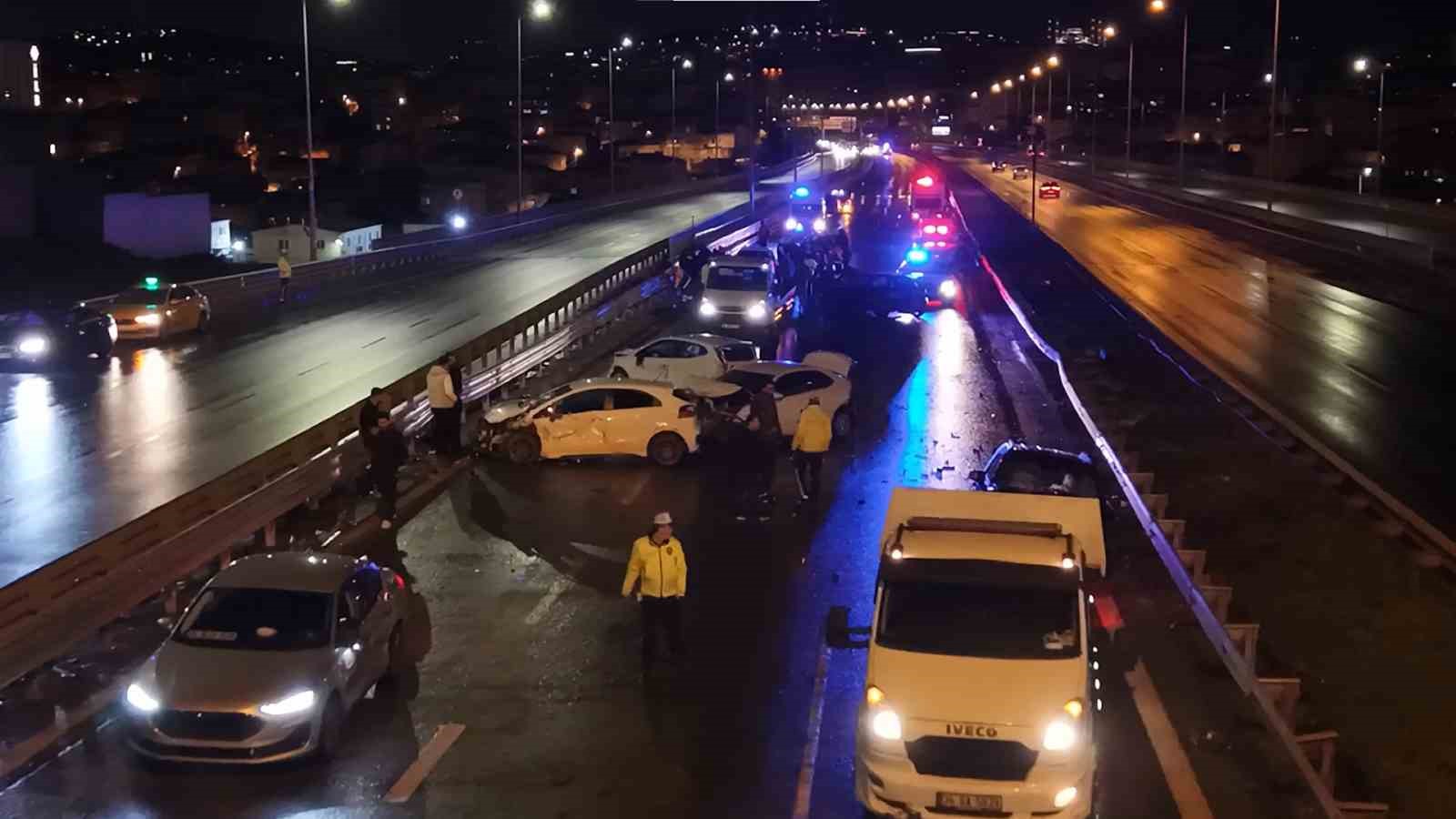 Ataşehir’de zincirleme kaza: Yardım için duran araçlar da kazaya karıştı, 3 yaralı
