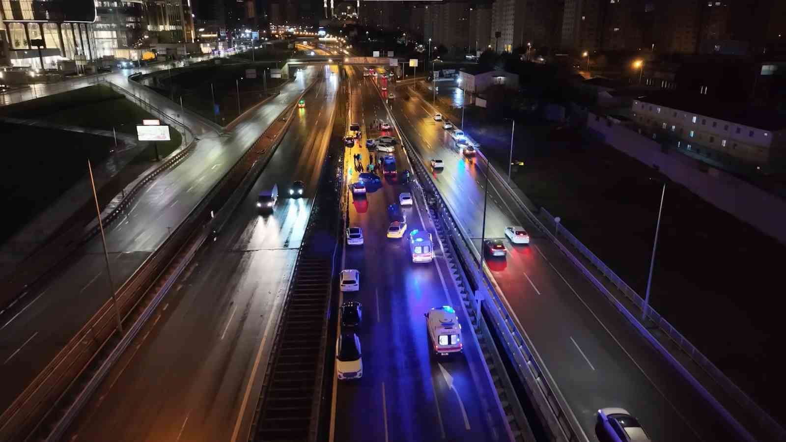 Ataşehir’de zincirleme kaza: Yardım için duran araçlar da kazaya karıştı, 3 yaralı
