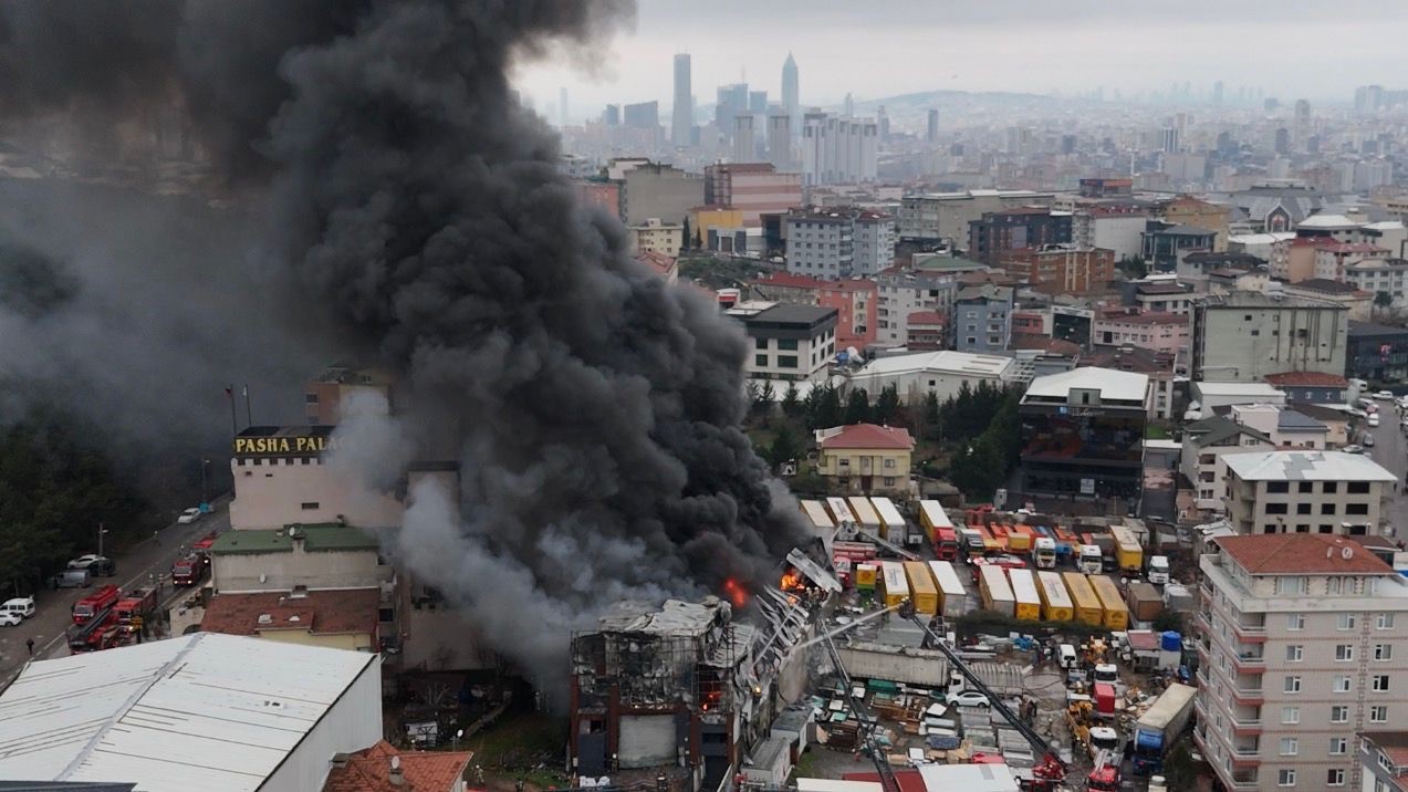 Ataşehir’deki fabrika yangını havadan görüntülendi

