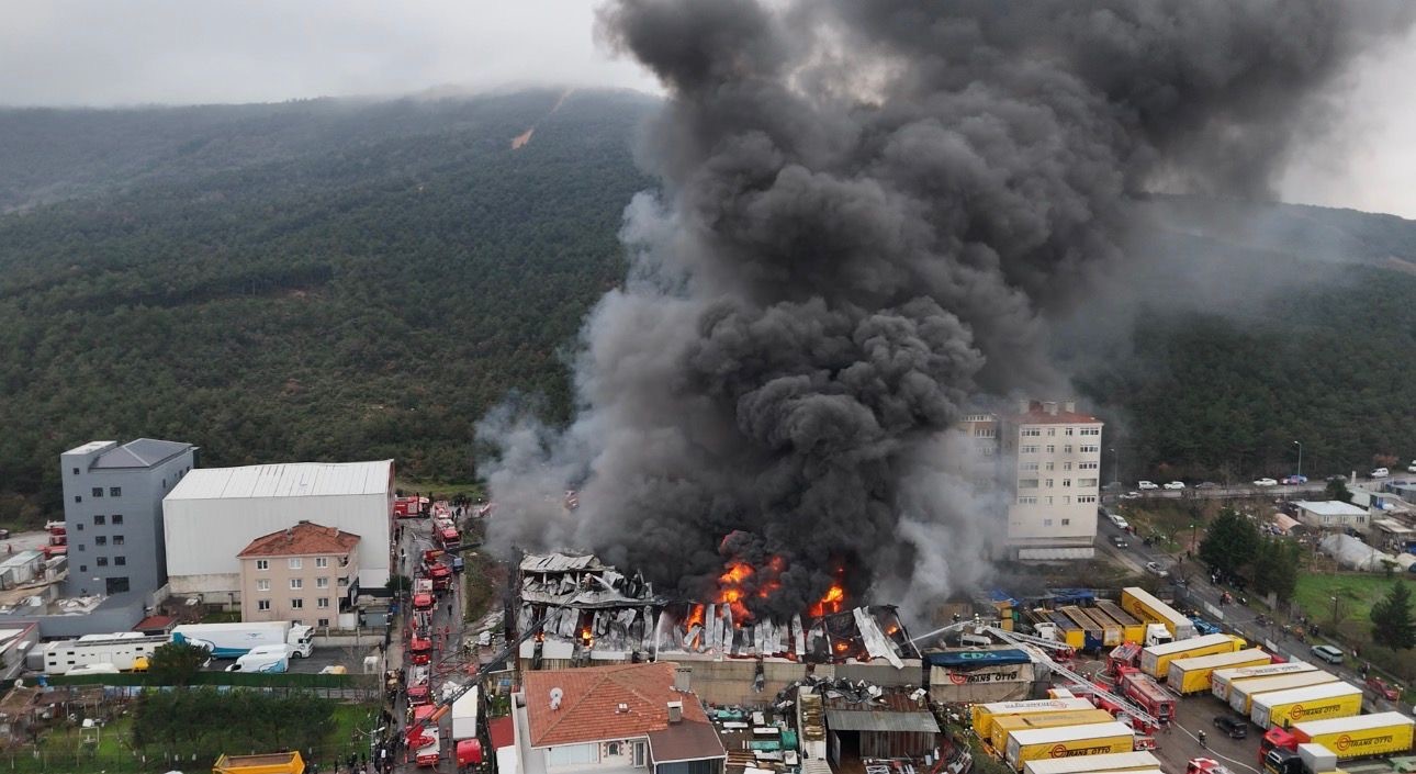 Ataşehir’deki fabrika yangını havadan görüntülendi
