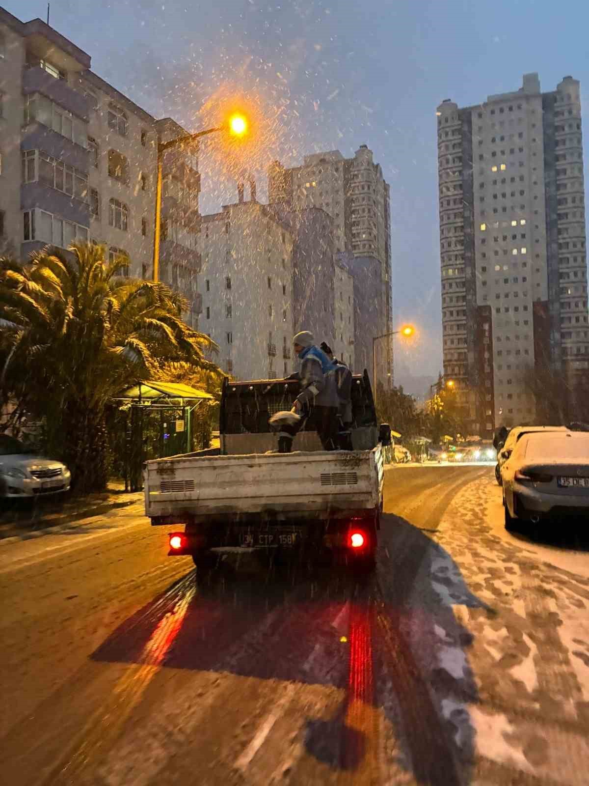 Ataşehir’in "Beyaz Tim"i karla mücadele için görev başında
