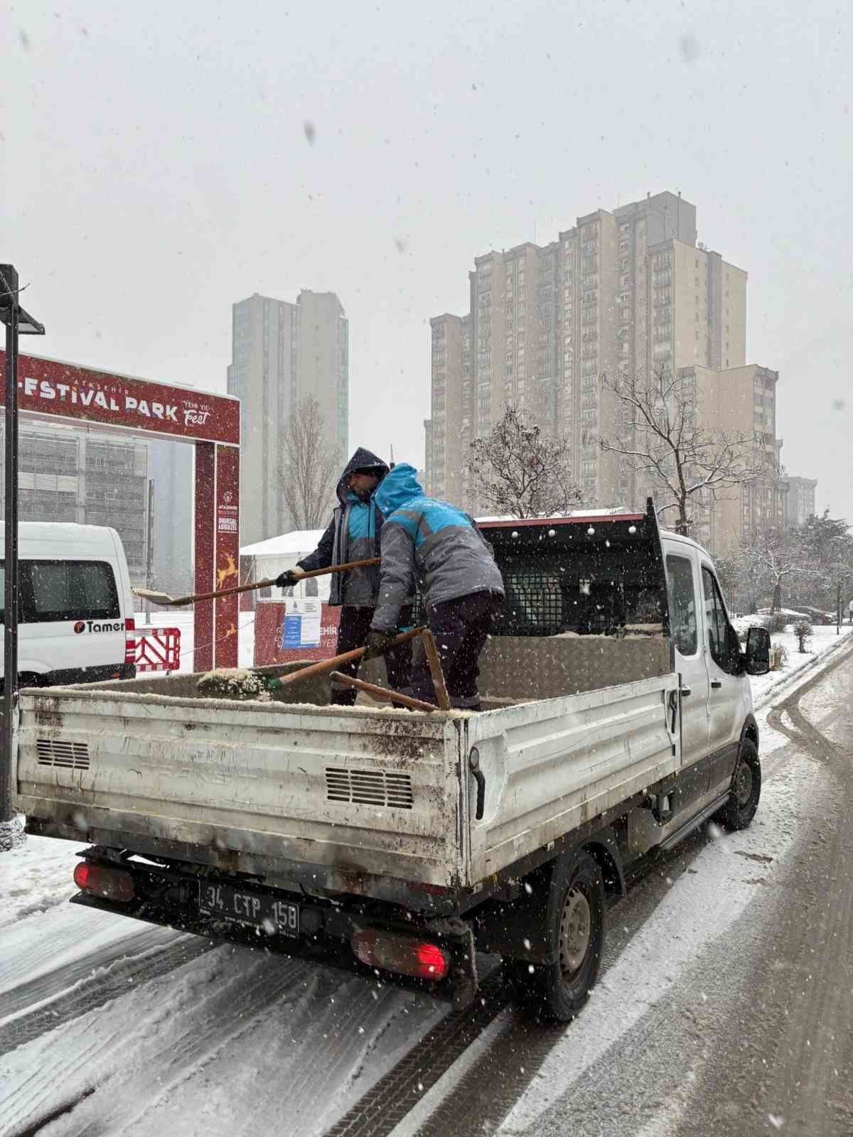 Ataşehir’in "Beyaz Tim"i karla mücadele için görev başında
