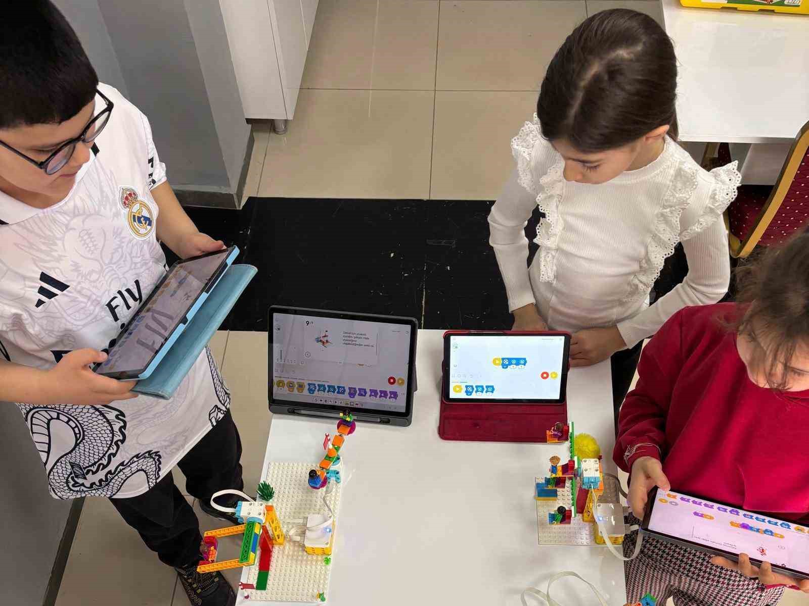 Atatürk Bilim Merkezinde temel robotik kodlama kursu başlıyor
Atatürk Bilim Merkezinde temel robotik kodlama kursu başlıyor