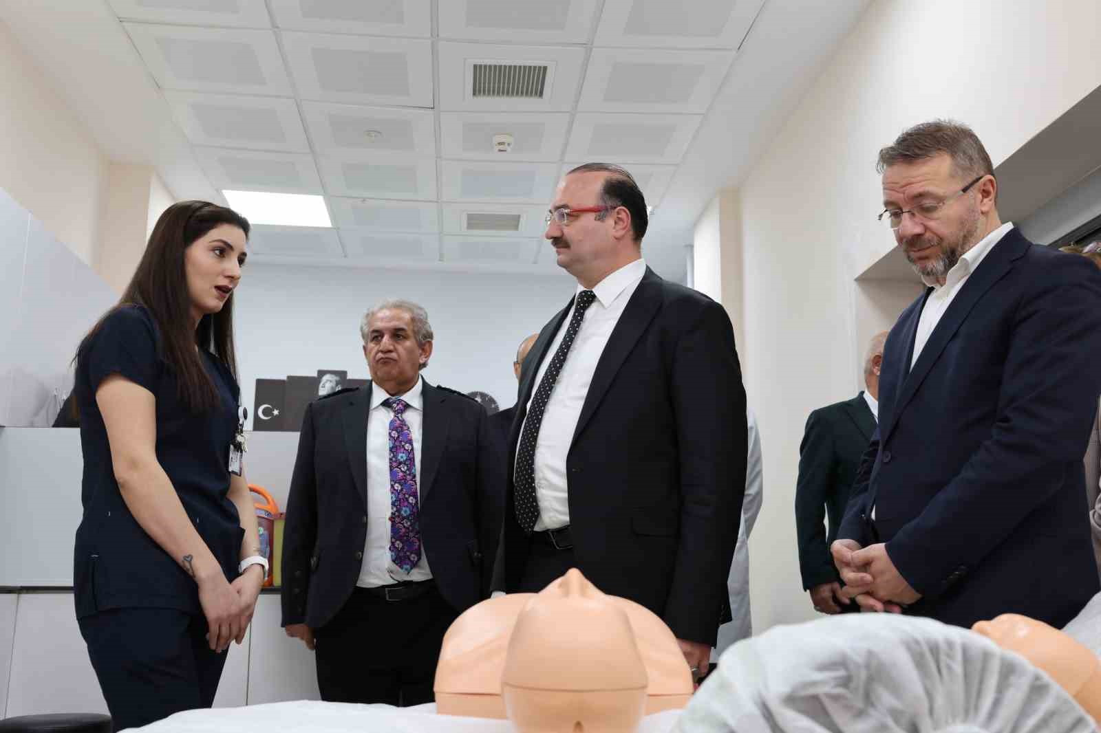 Atatürk Üniversitesi Diş Hekimliği Fakültesinde OPDU Kliniği ve Acil Tıbbi Müdahale Odası hizmete girdi

