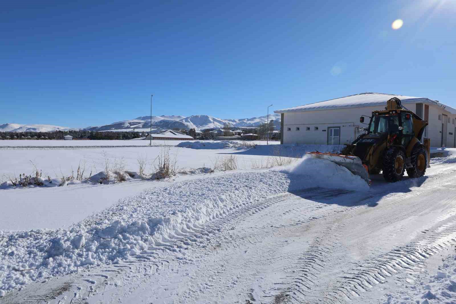 Atatürk Üniversitesi kampüsünde kar temizleme çalışmaları aralıksız sürüyor
