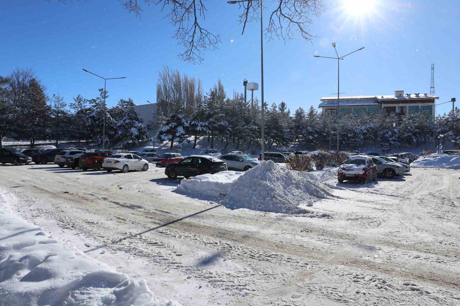 Atatürk Üniversitesi kampüsünde kar temizleme çalışmaları aralıksız sürüyor
