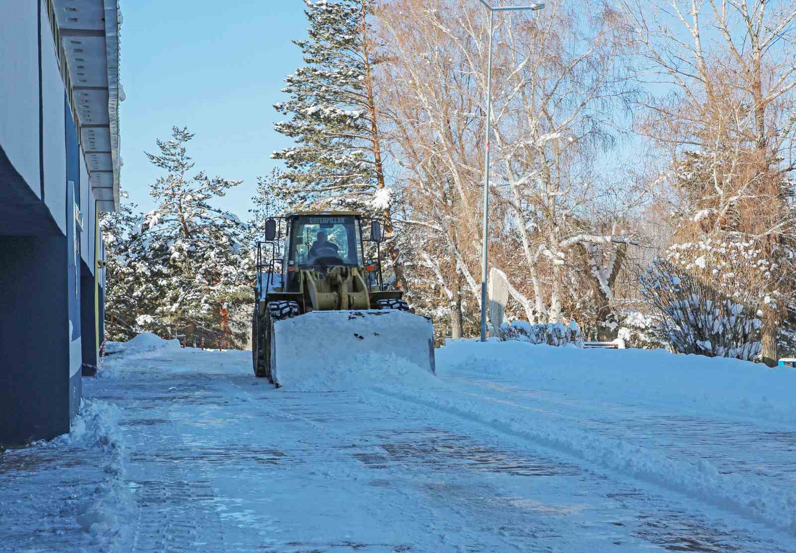 Atatürk Üniversitesi kampüsünde kar temizleme çalışmaları aralıksız sürüyor
