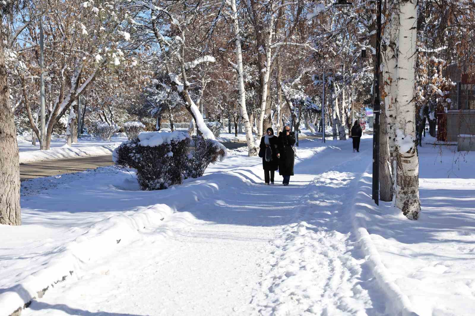 Atatürk Üniversitesi kampüsünde kar temizleme çalışmaları aralıksız sürüyor
