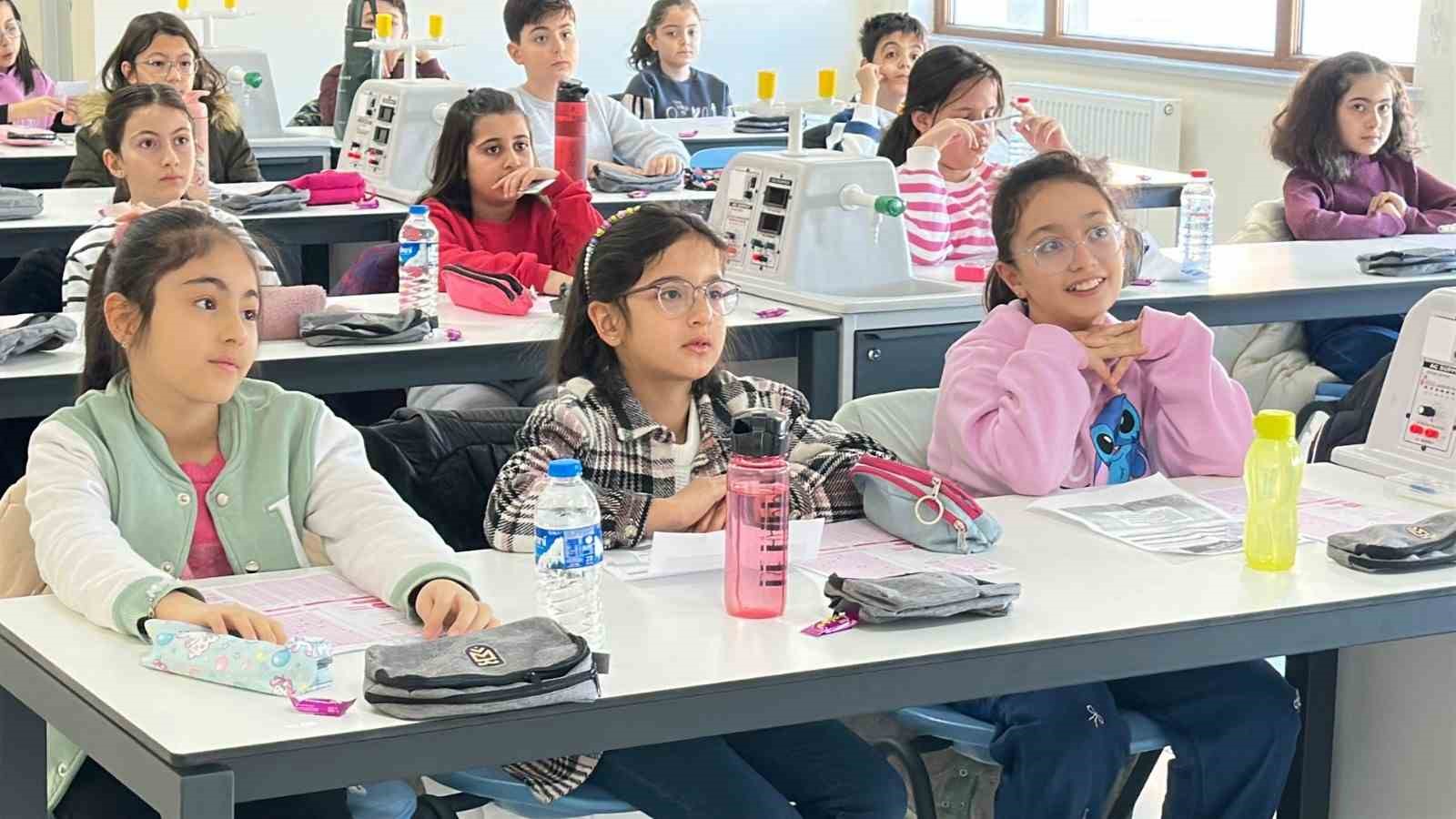 Atatürk Üniversitesi Özel Vakıf Okulları bursluluk sınavı, yoğun katılımla gerçekleşti
Atatürk Üniversitesi Özel Vakıf Okulları bursluluk sınavı, yoğun katılımla gerçekleşti