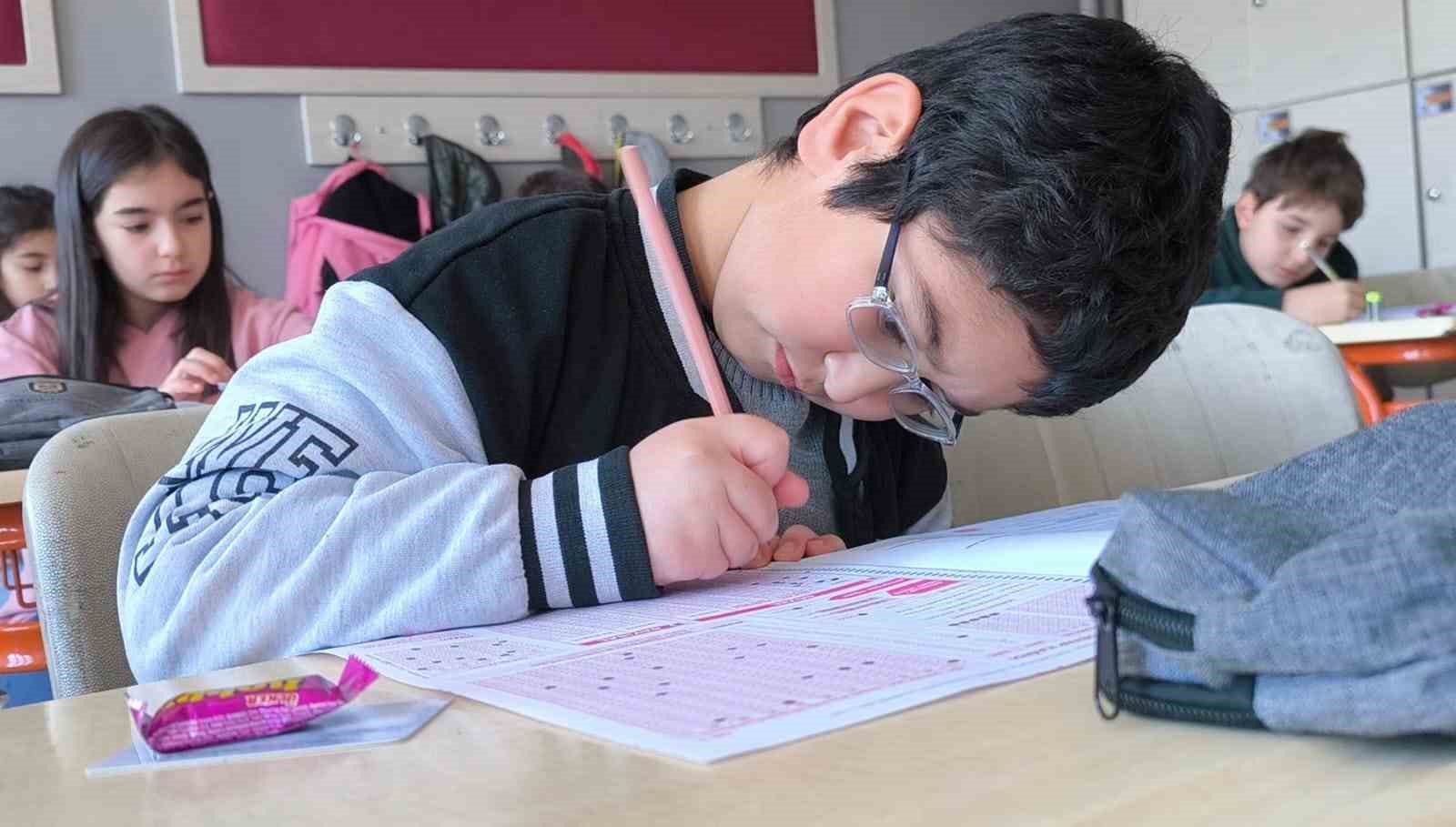 Atatürk Üniversitesi Özel Vakıf Okulları bursluluk sınavı, yoğun katılımla gerçekleşti
Atatürk Üniversitesi Özel Vakıf Okulları bursluluk sınavı, yoğun katılımla gerçekleşti