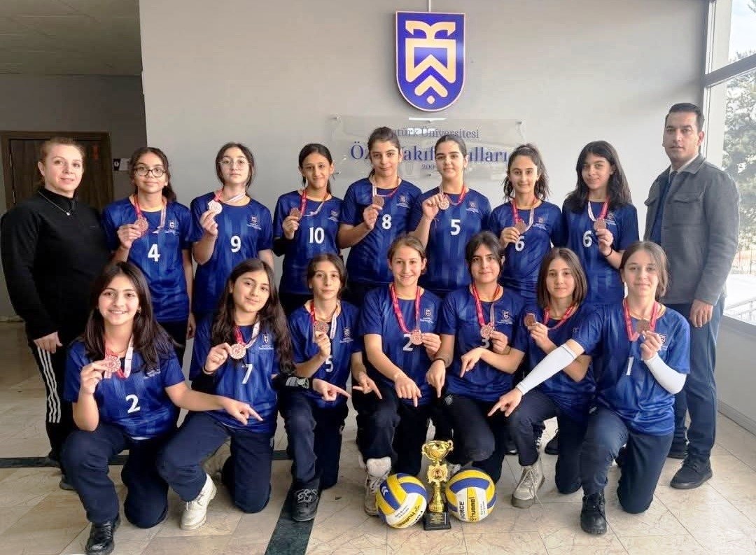 Atatürk Üniversitesi Vakıf Okulları küçük kızlar voleybol takımı il üçüncüsü oldu

