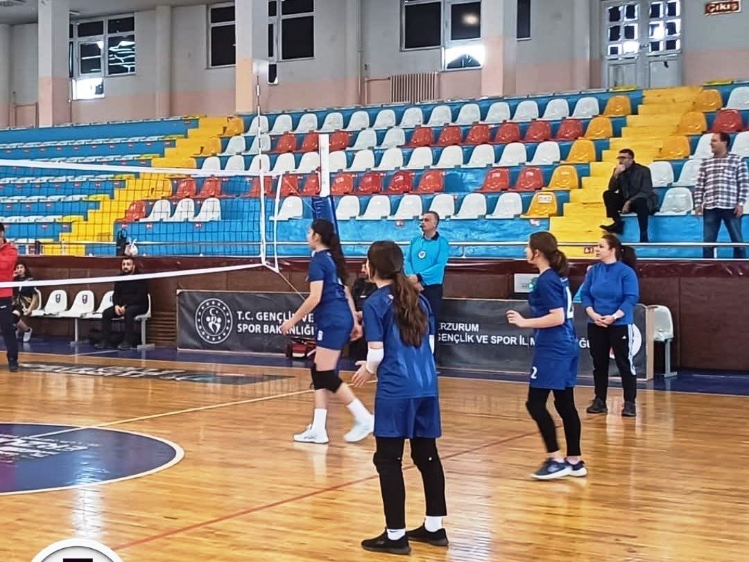 Atatürk Üniversitesi Vakıf Okulları küçük kızlar voleybol takımı il üçüncüsü oldu
