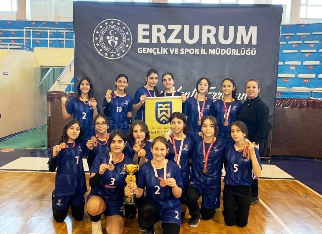 Atatürk Üniversitesi Vakıf Okulları küçük kızlar voleybol takımı il üçüncüsü oldu
