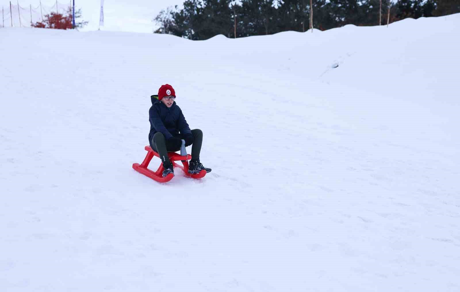 Atatürk Üniversitesi’nde kış coşkusu kampüse taşındı: Atakışpark öğrenci merkezi sezonu açtı
