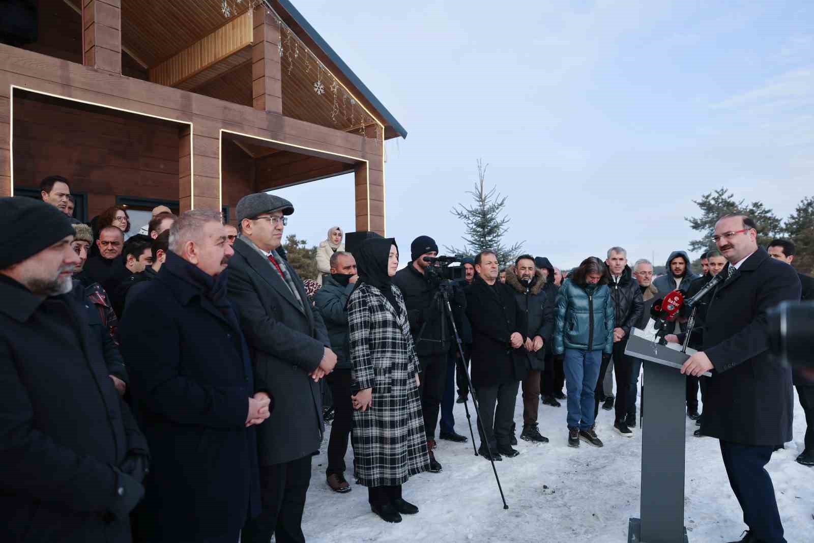Atatürk Üniversitesi’nde kış coşkusu kampüse taşındı: Atakışpark öğrenci merkezi sezonu açtı
