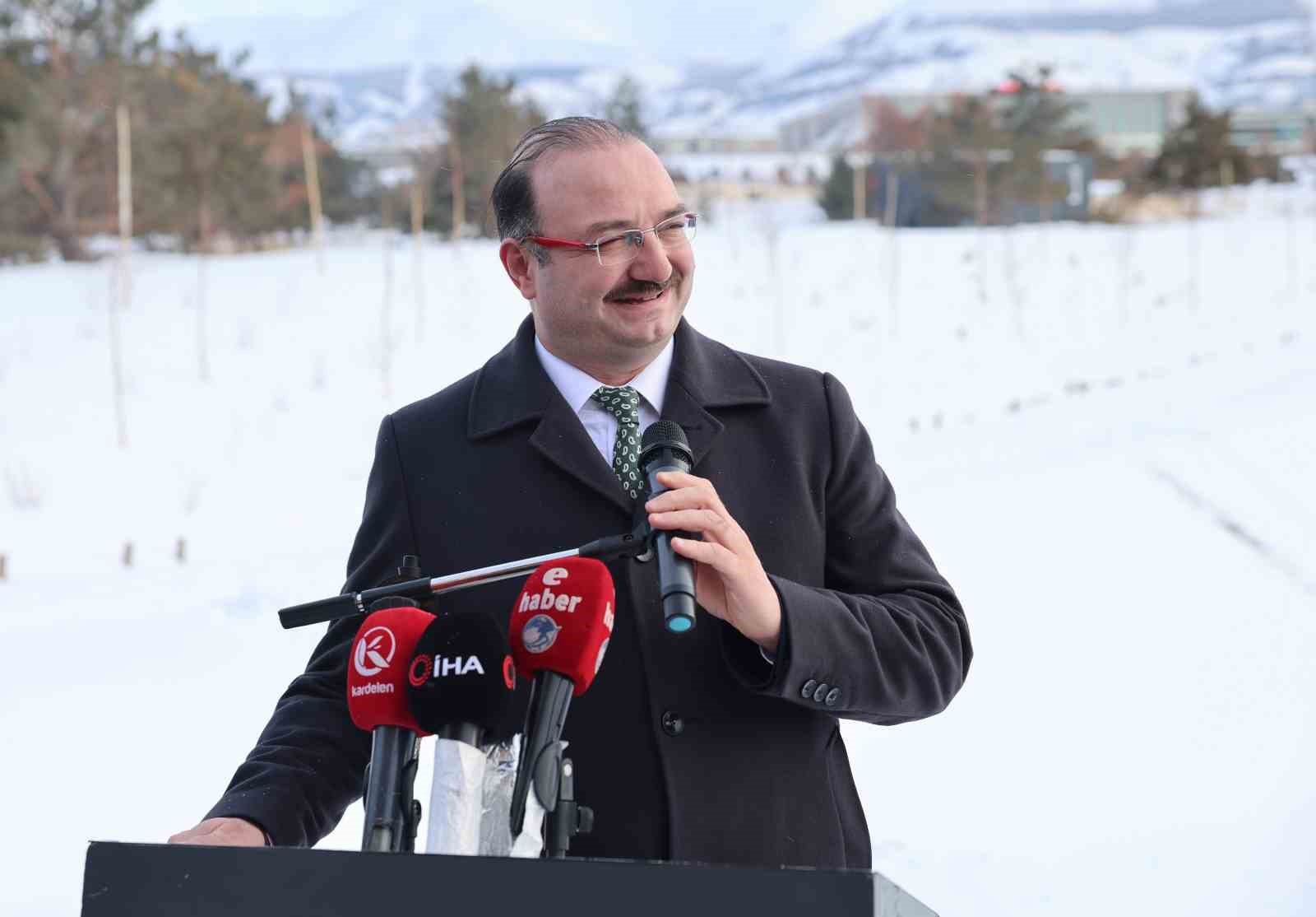 Atatürk Üniversitesi’nde kış coşkusu kampüse taşındı: Atakışpark öğrenci merkezi sezonu açtı
