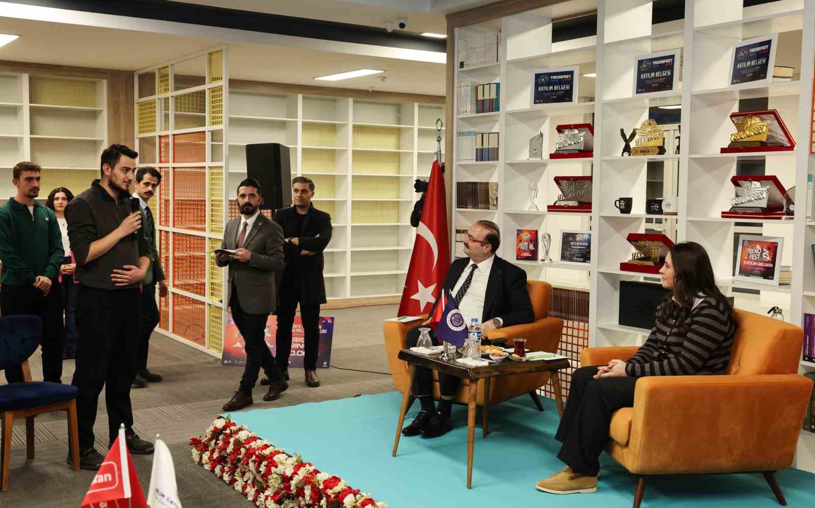 Atatürk Üniversitesinde millî teknoloji ve girişimcilik buluşması
Atatürk Üniversitesinde millî teknoloji ve girişimcilik buluşması