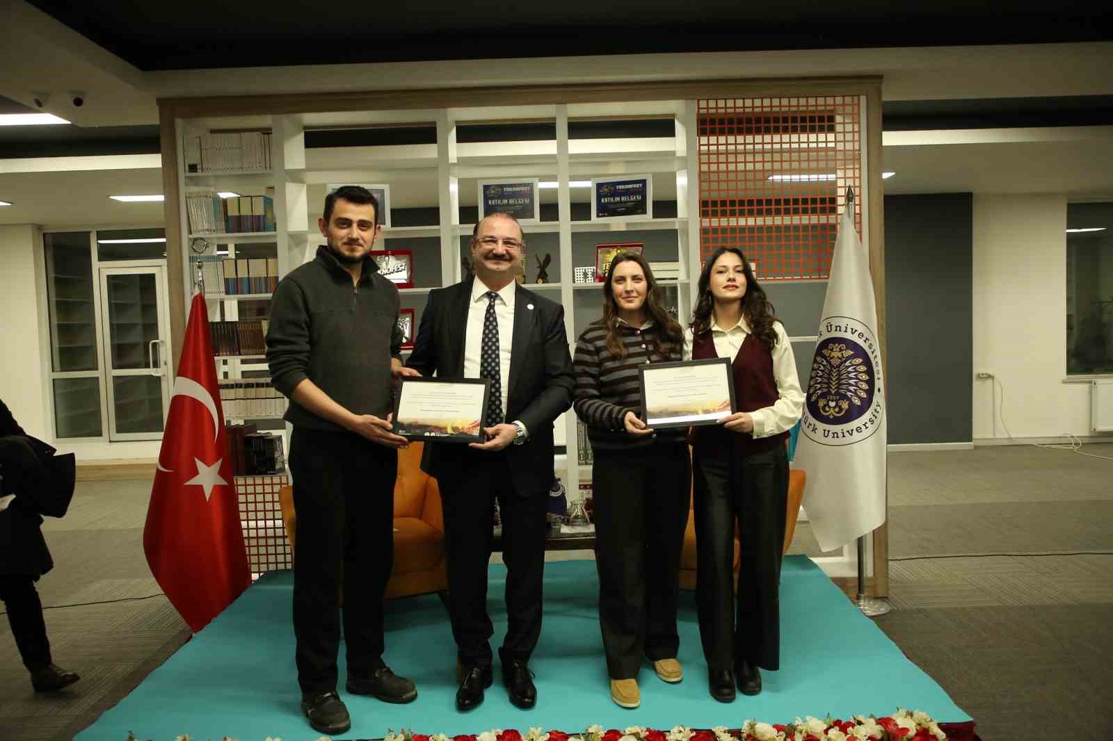 Atatürk Üniversitesinde millî teknoloji ve girişimcilik buluşması
Atatürk Üniversitesinde millî teknoloji ve girişimcilik buluşması