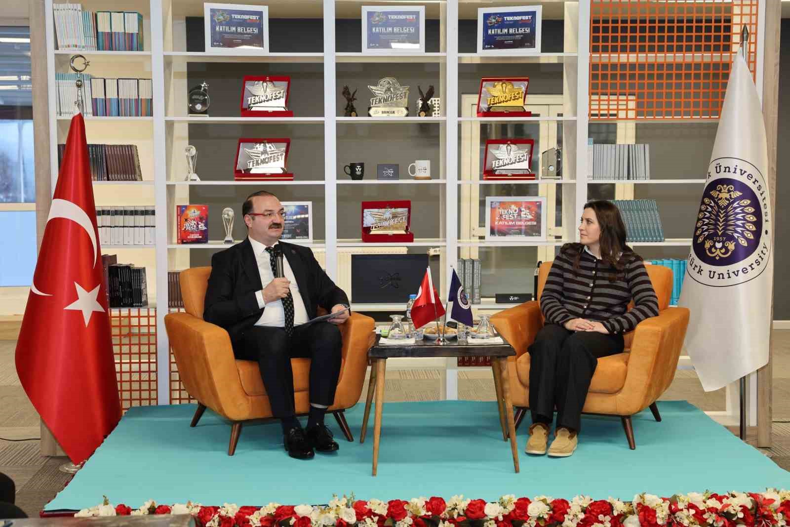 Atatürk Üniversitesinde millî teknoloji ve girişimcilik buluşması
Atatürk Üniversitesinde millî teknoloji ve girişimcilik buluşması
