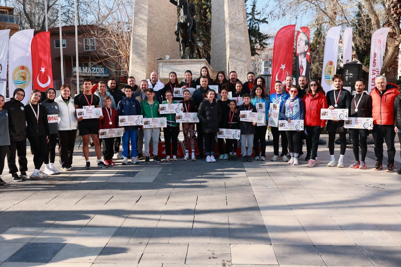 Atatürk Yol Koşusunda dereceye giren sporcular ödüllendirildi
