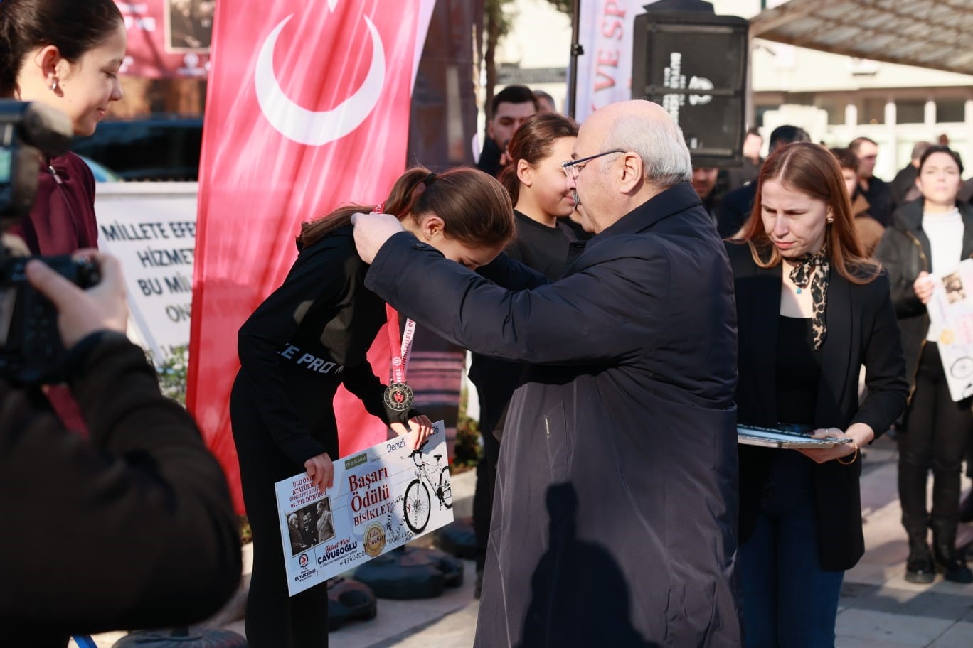 Atatürk Yol Koşusunda dereceye giren sporcular ödüllendirildi
