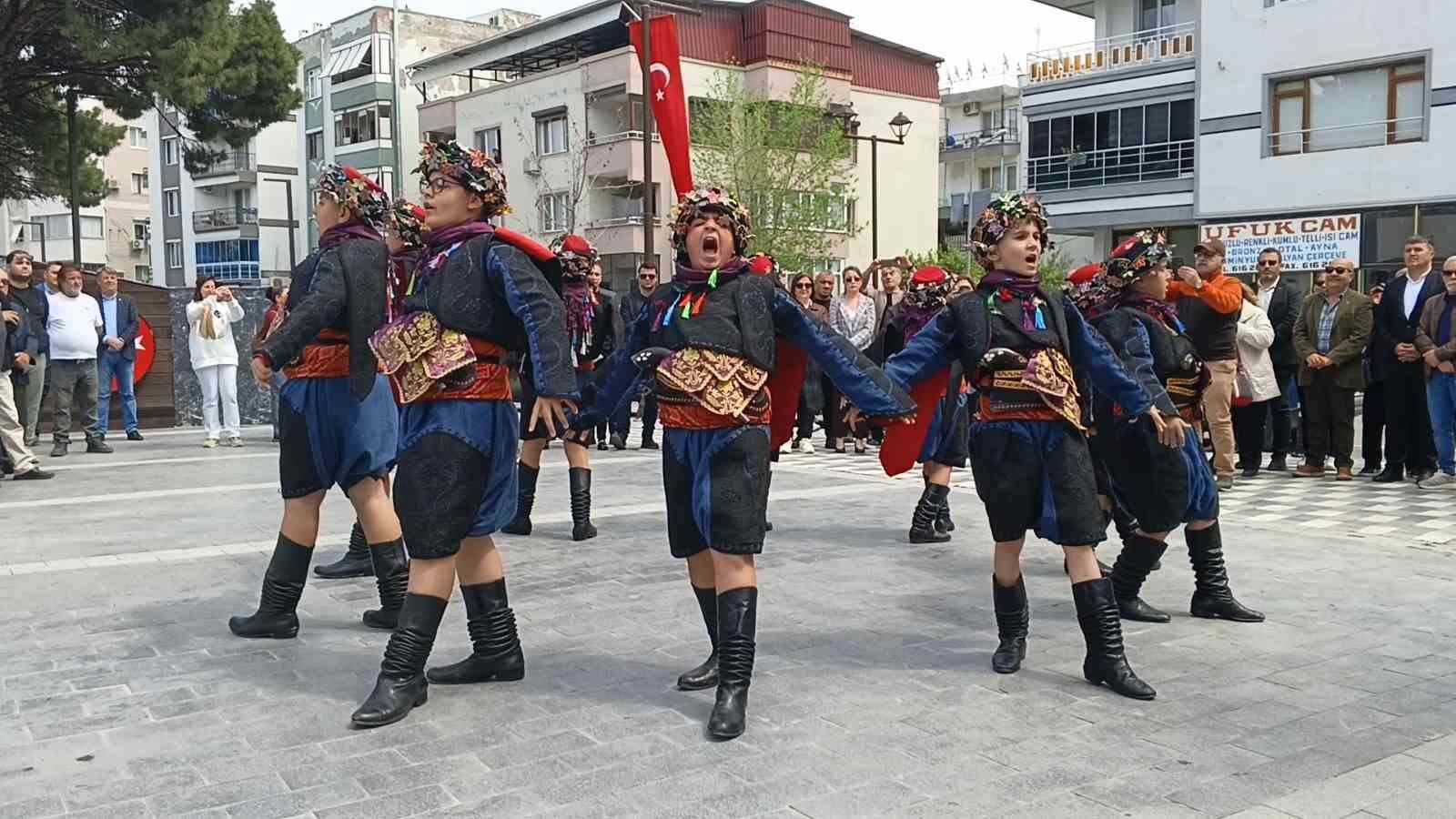 Atatürk’ün Aliağa’ya gelişinin 92. yıl dönümü törenlerle kutlandı
Atatürk’ün Aliağa’ya gelişinin 92. yıl dönümü törenlerle kutlandı