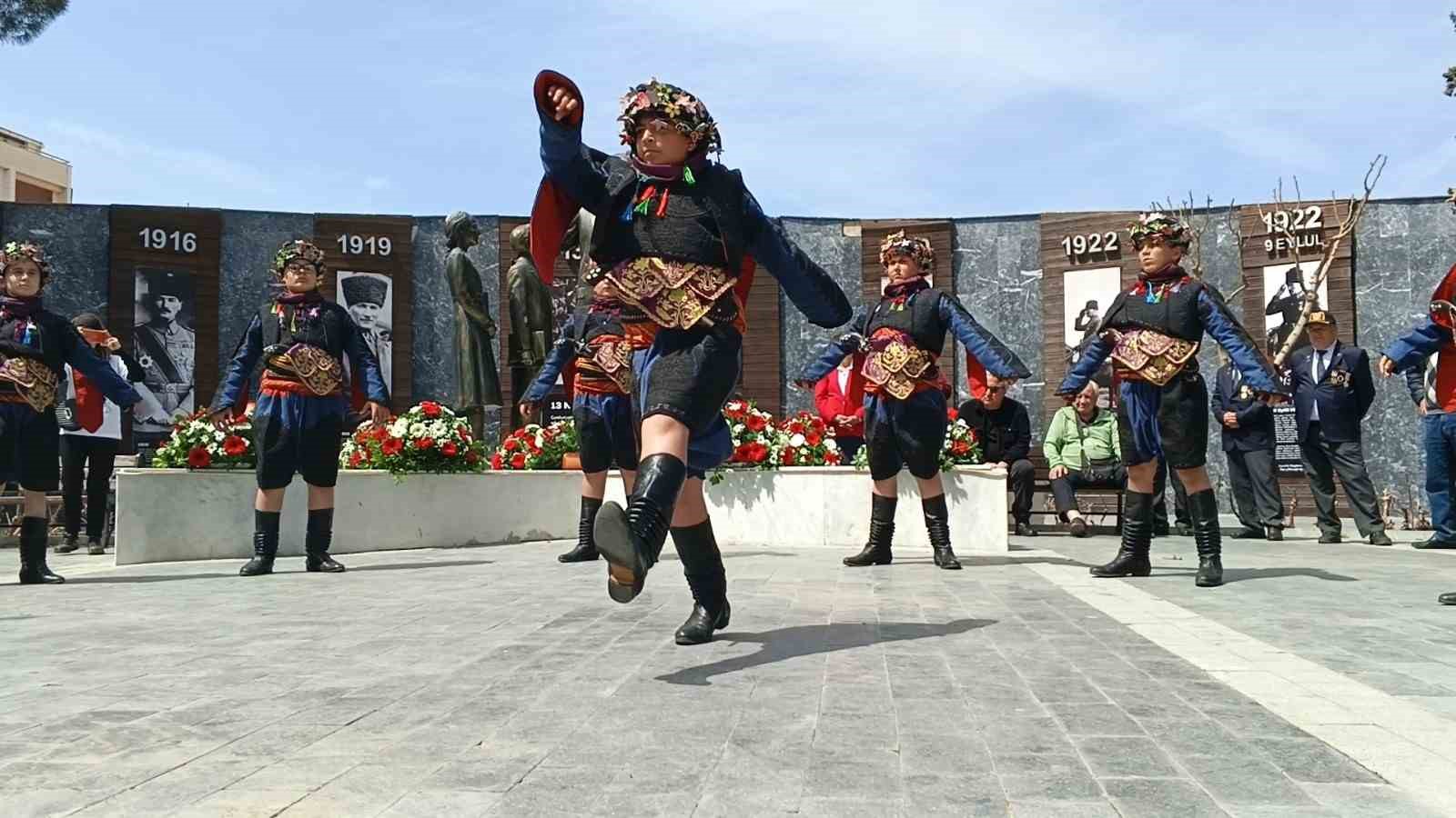 Atatürk’ün Aliağa’ya gelişinin 92. yıl dönümü törenlerle kutlandı
Atatürk’ün Aliağa’ya gelişinin 92. yıl dönümü törenlerle kutlandı