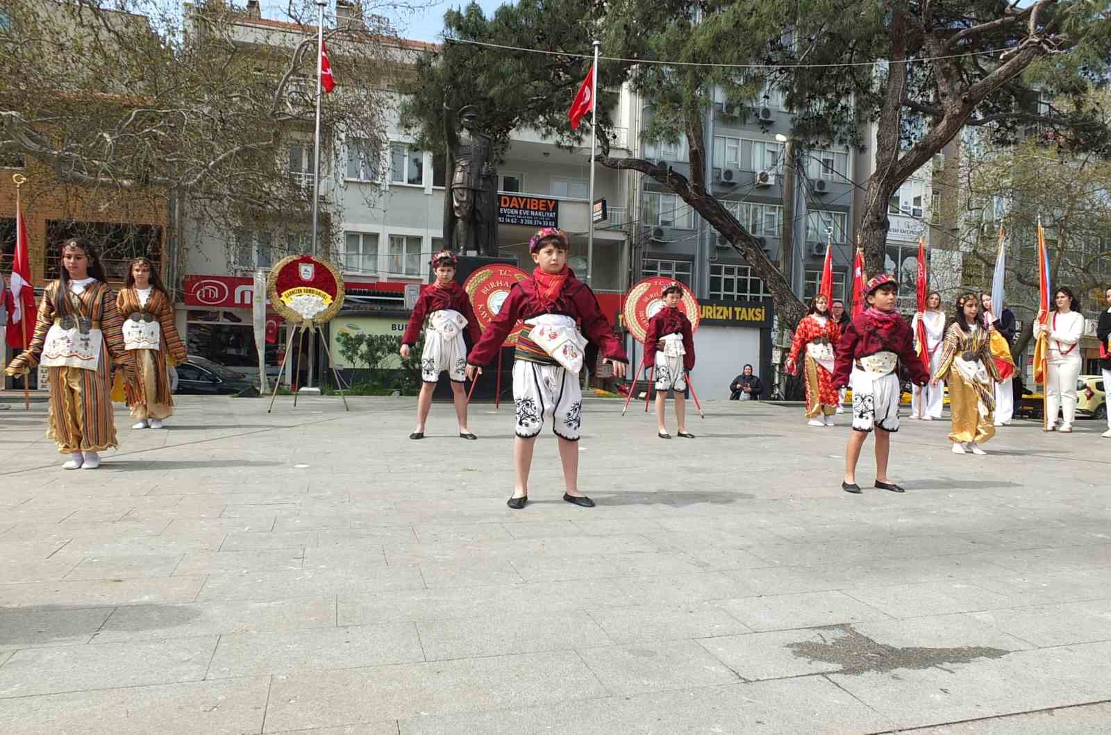 Atatürk’ün Burhaniye’ye gelişinin 92. Yıldönümü törenle kutlandı
Atatürk’ün Burhaniye’ye gelişinin 92. Yıldönümü törenle kutlandı