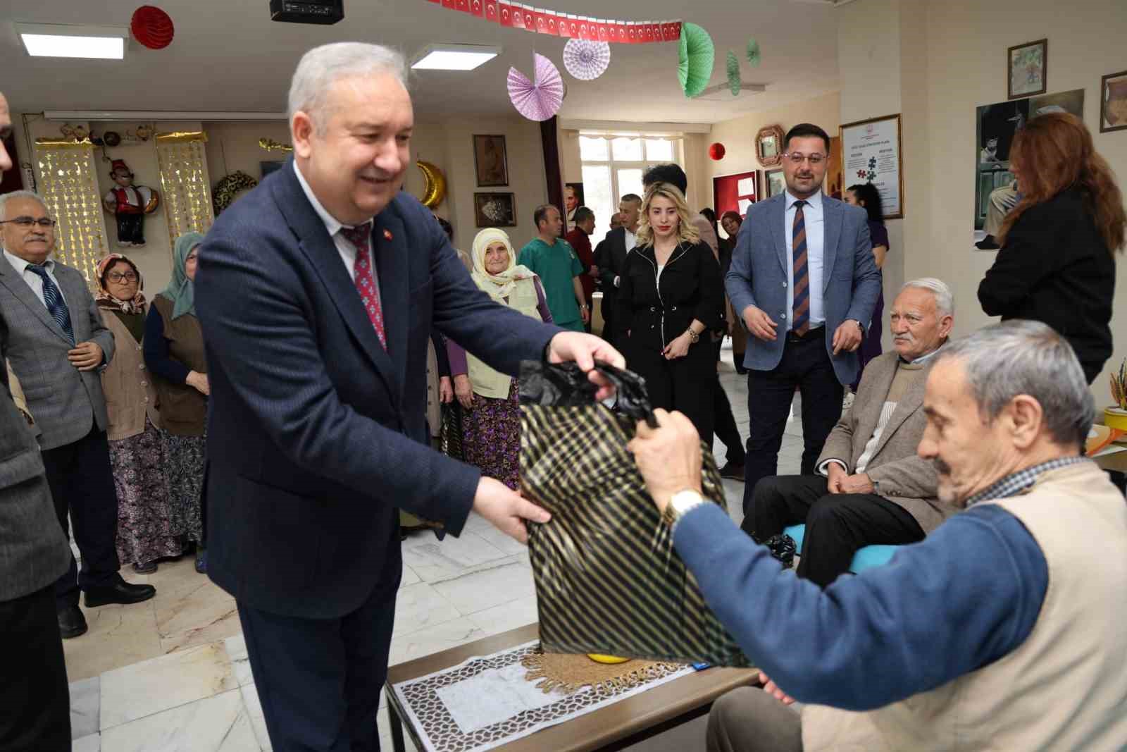 Atık kumaşlar huzurevine umut oldu
