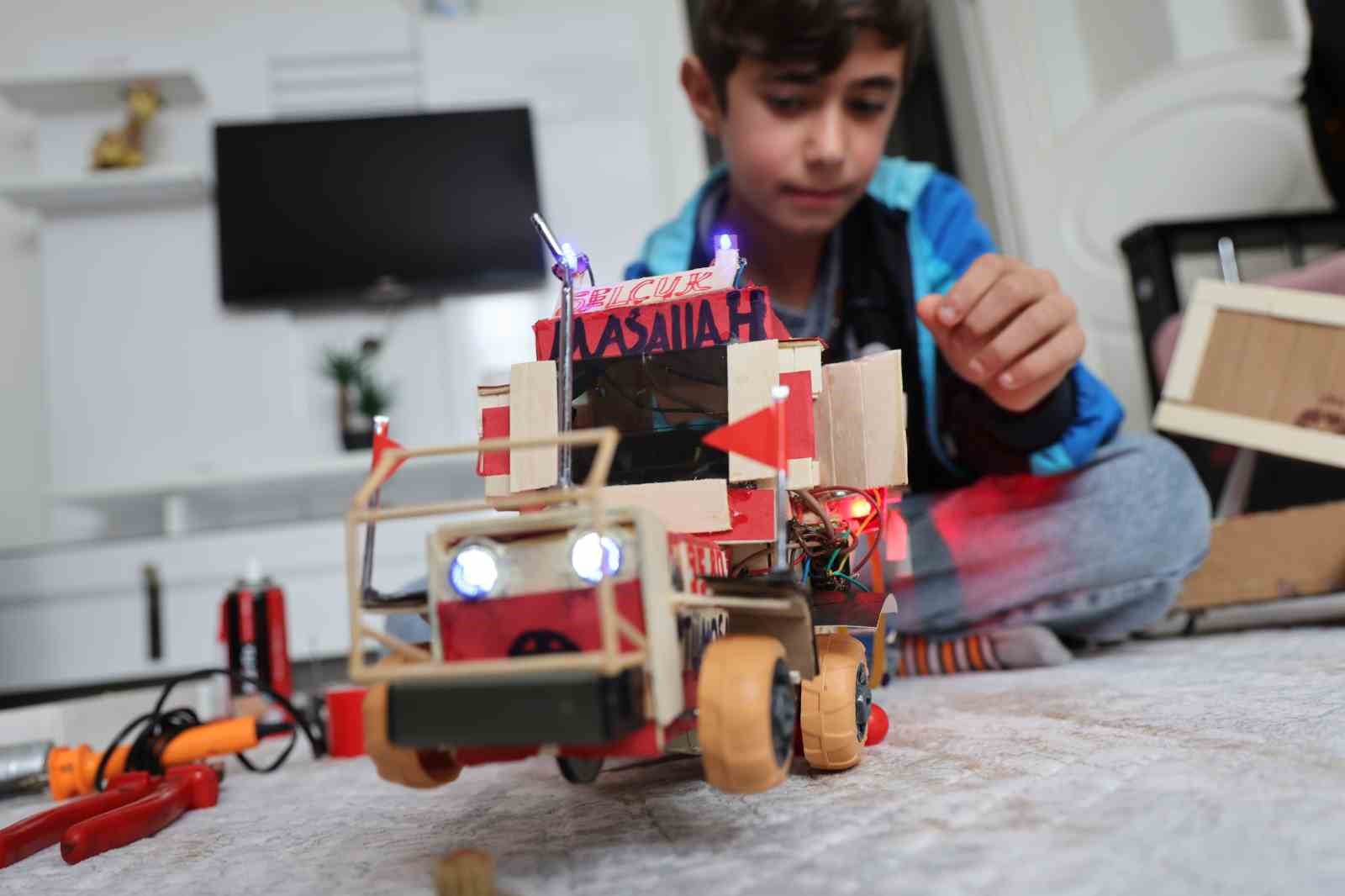 Atık malzemeler ve harçlığıyla traktör maketi üreten Selçuk, Selçuk Bayraktar’ı örnek alıyor
