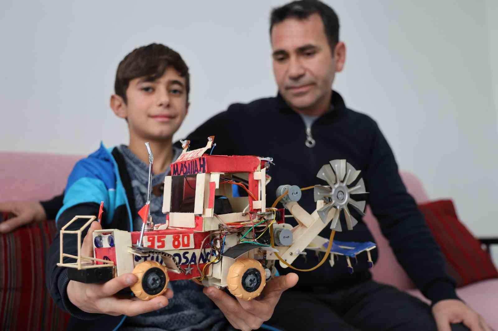 Atık malzemeler ve harçlığıyla traktör maketi üreten Selçuk, Selçuk Bayraktar’ı örnek alıyor
