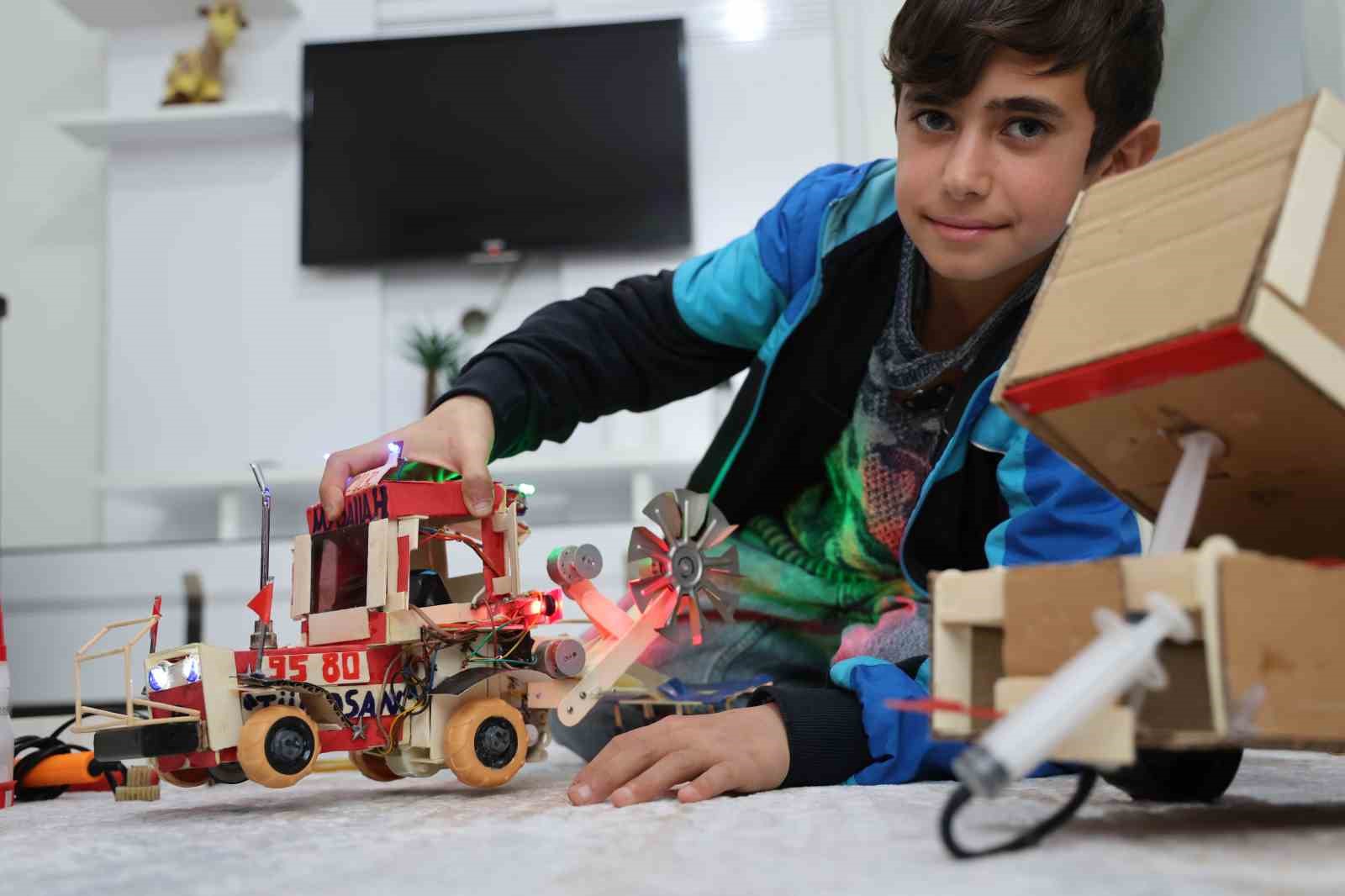 Atık malzemeler ve harçlığıyla traktör maketi üreten Selçuk, Selçuk Bayraktar’ı örnek alıyor
