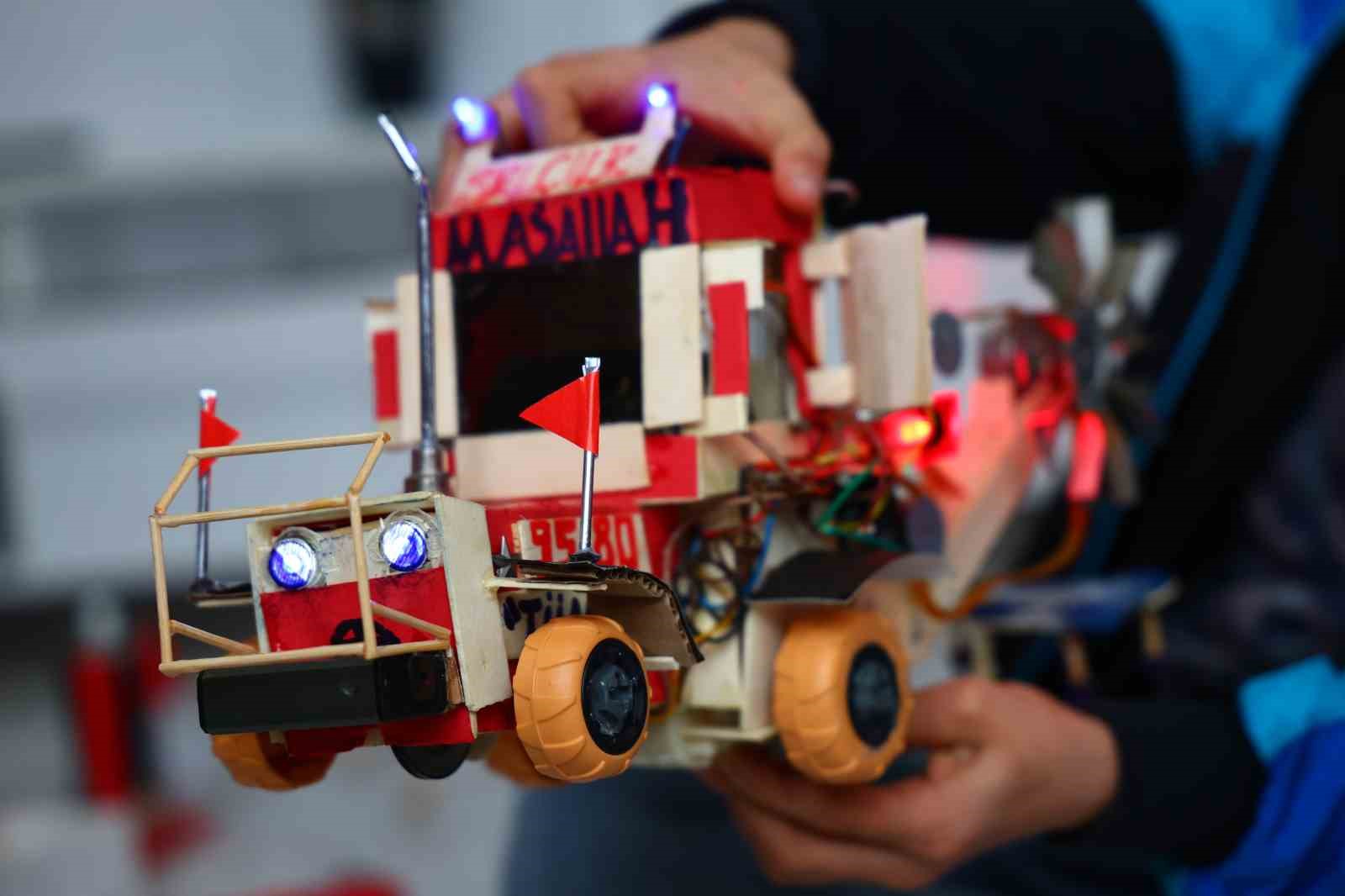 Atık malzemeler ve harçlığıyla traktör maketi üreten Selçuk, Selçuk Bayraktar’ı örnek alıyor
