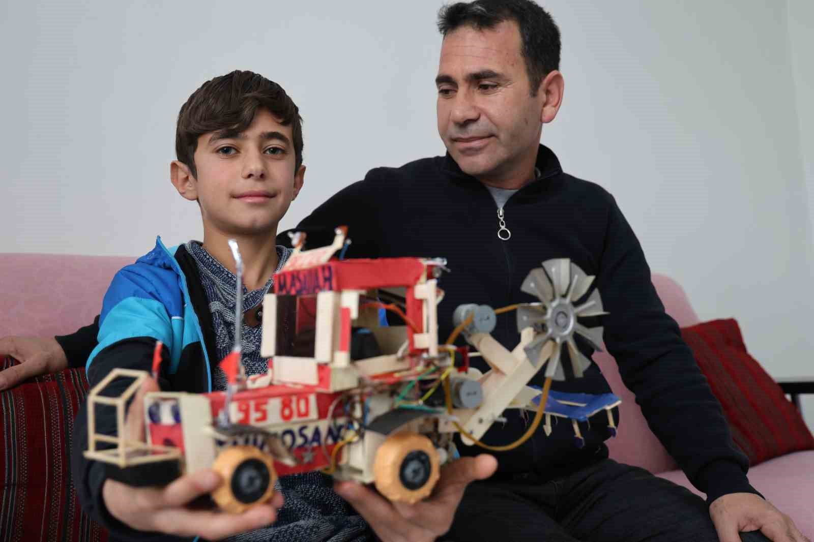 Atık malzemeler ve harçlığıyla traktör maketi üreten Selçuk, Selçuk Bayraktar’ı örnek alıyor
