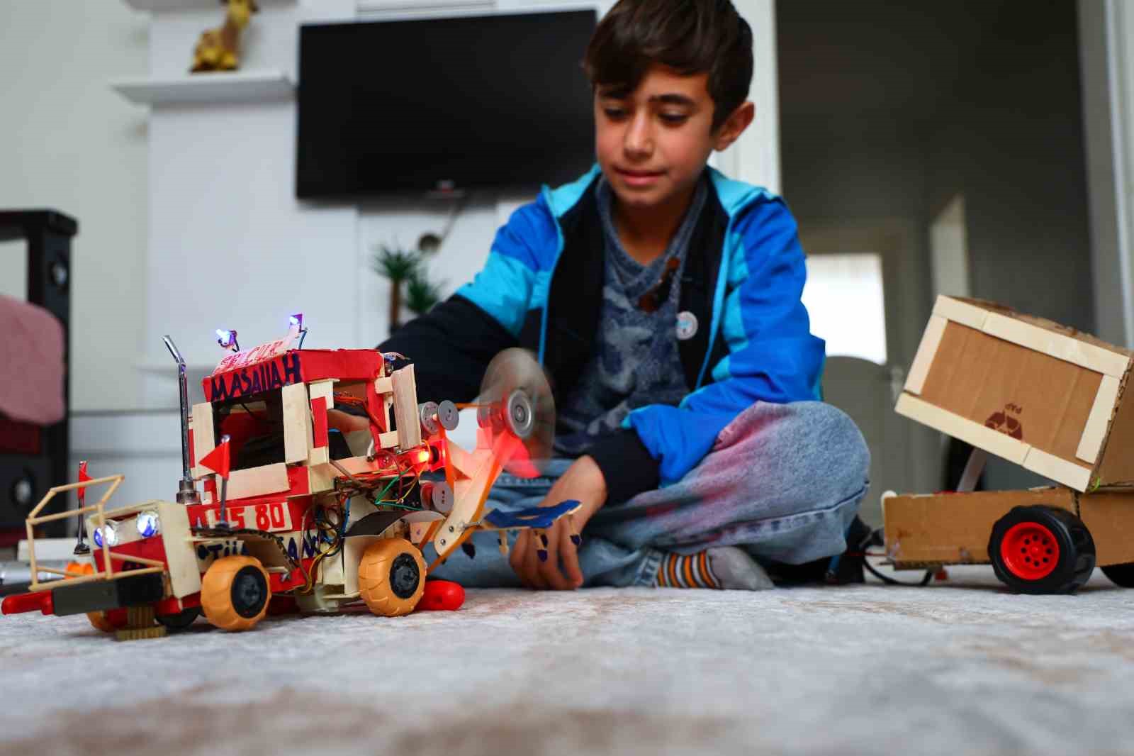 Atık malzemeler ve harçlığıyla traktör maketi üreten Selçuk, Selçuk Bayraktar’ı örnek alıyor
