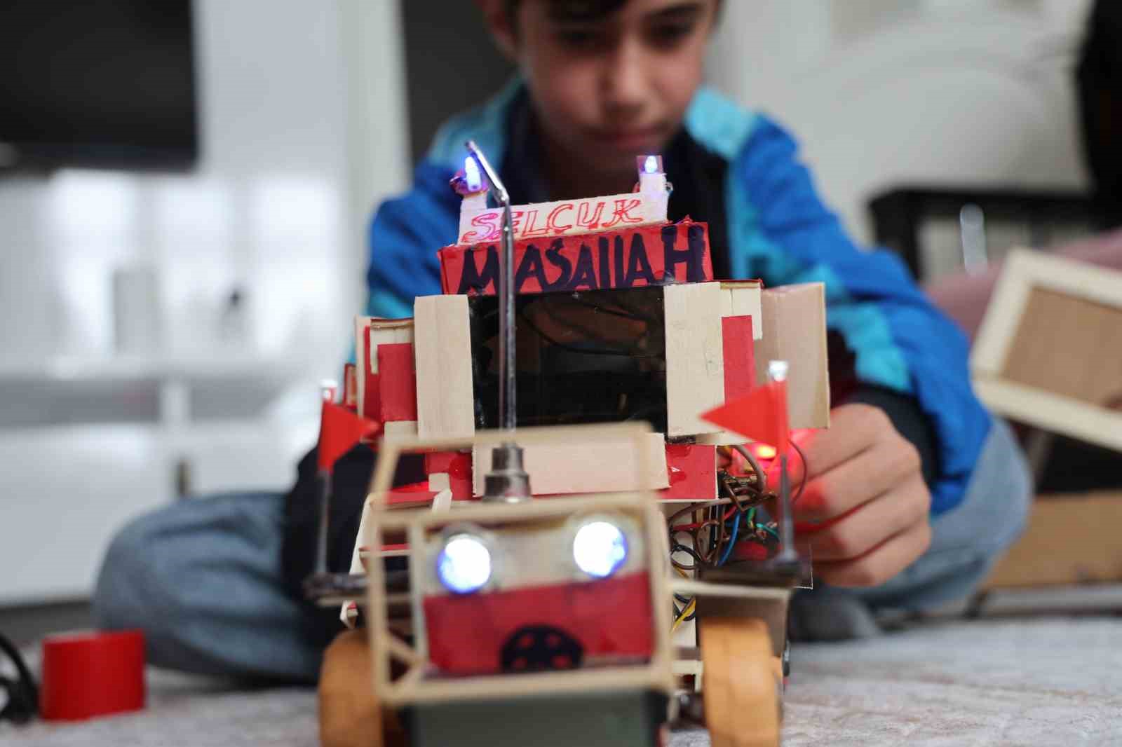 Atık malzemeler ve harçlığıyla traktör maketi üreten Selçuk, Selçuk Bayraktar’ı örnek alıyor
