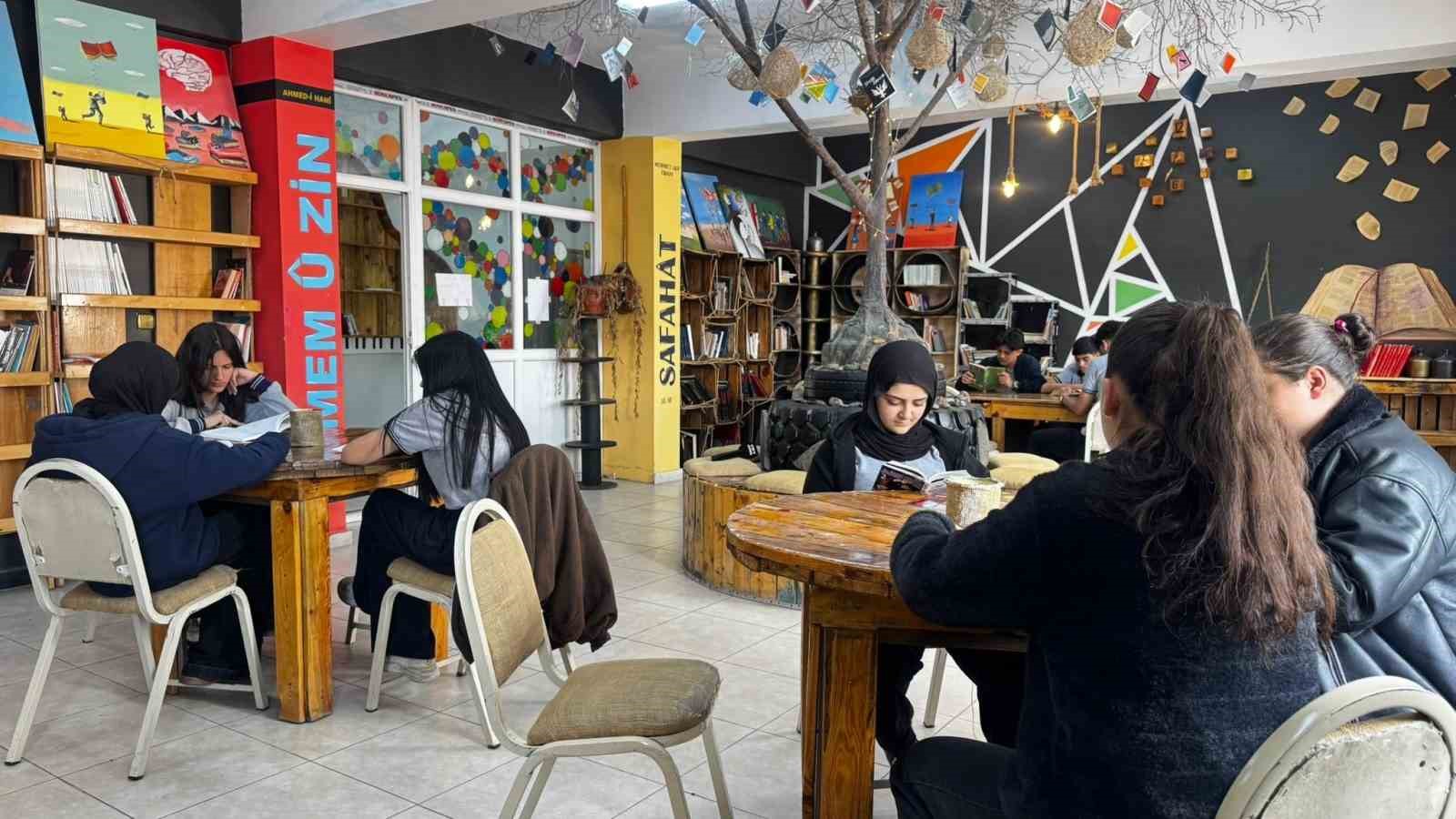 Atık malzemelerle kurulan kütüphane öğrencilerin yeni yaşam alanı oldu
