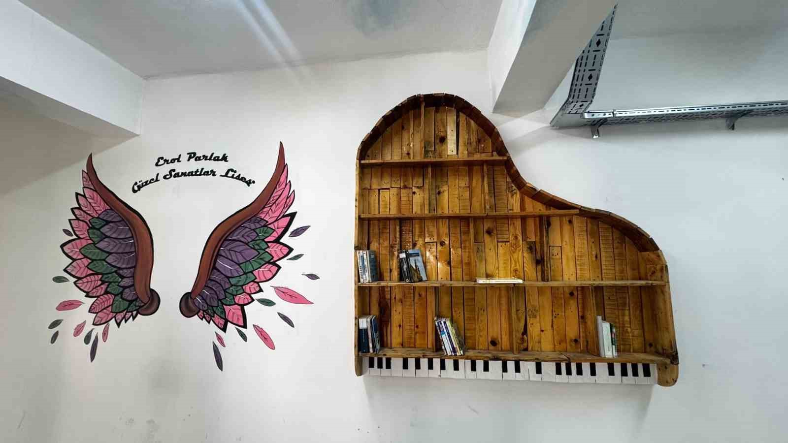 Atık malzemelerle kurulan kütüphane öğrencilerin yeni yaşam alanı oldu
