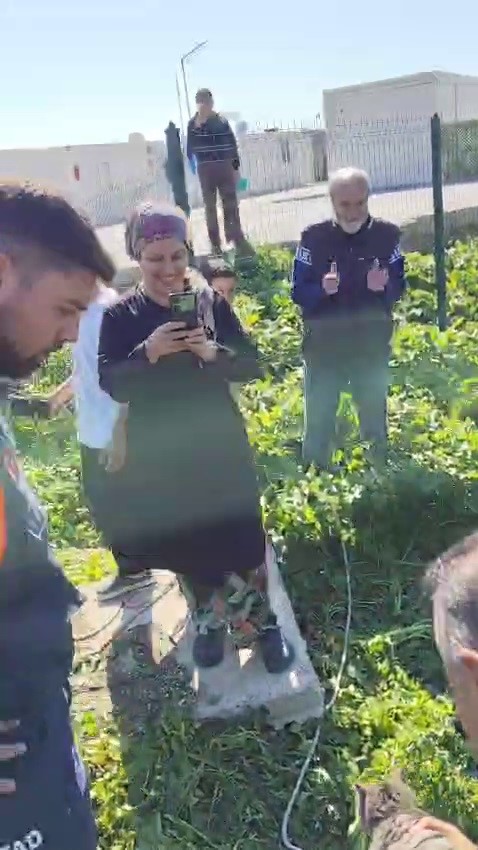 Atık su deposuna düşen kediyi kurtaran itfaiyeci, alkışlarla karşılandı
