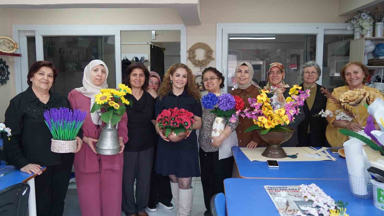 Atıklar kadınların elinde sanata dönüşüyor
Atıklar kadınların elinde sanata dönüşüyor