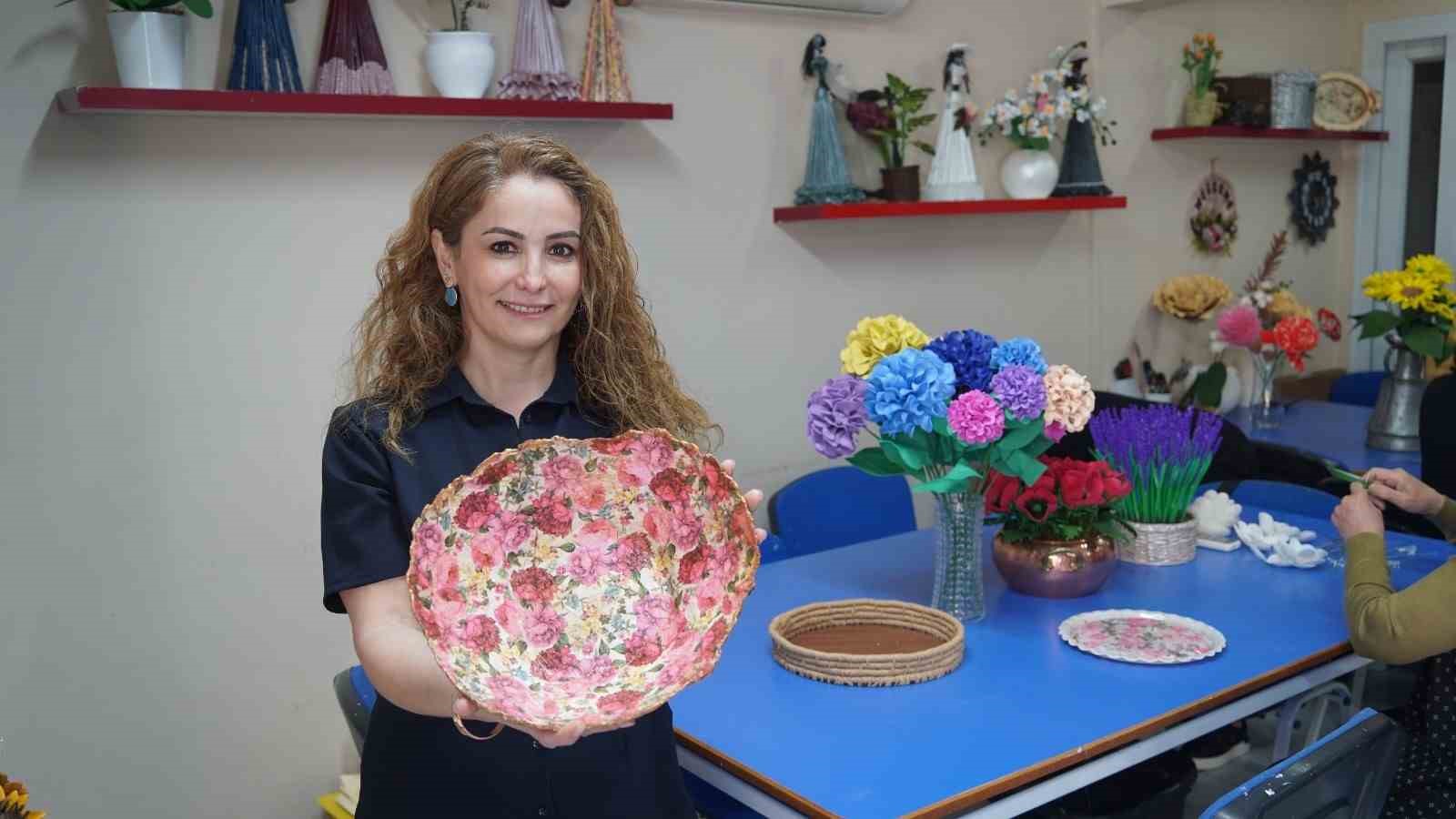 Atıklar kadınların elinde sanata dönüşüyor
Atıklar kadınların elinde sanata dönüşüyor