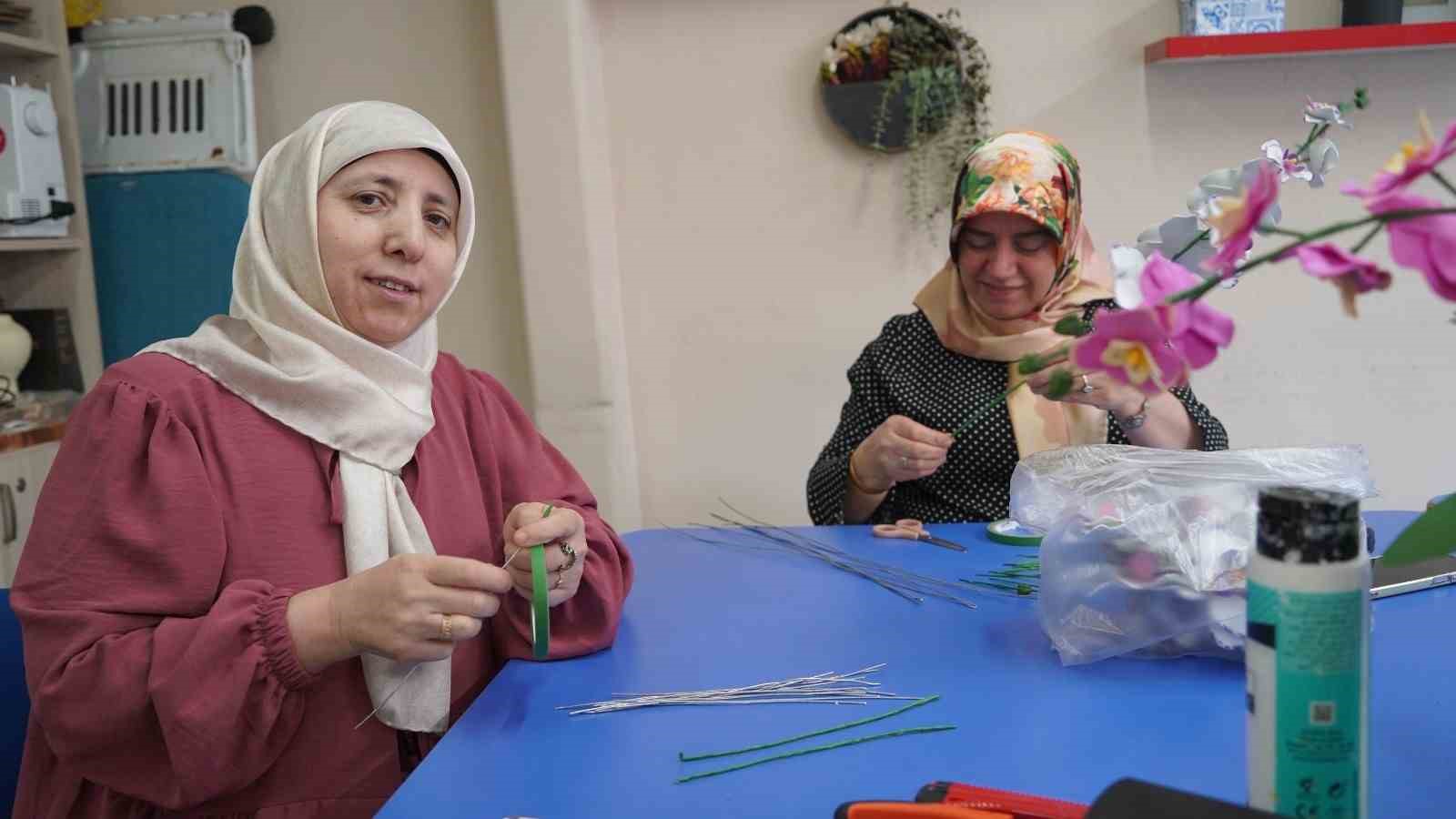 Atıklar kadınların elinde sanata dönüşüyor
Atıklar kadınların elinde sanata dönüşüyor
