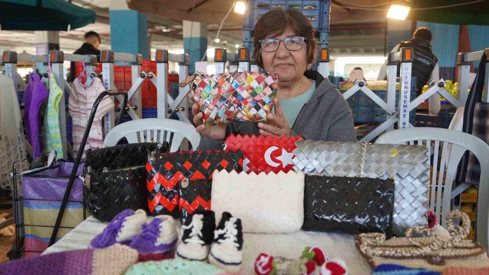 Atıklar kadınların elinde sanata dönüşüyor
Atıklar kadınların elinde sanata dönüşüyor