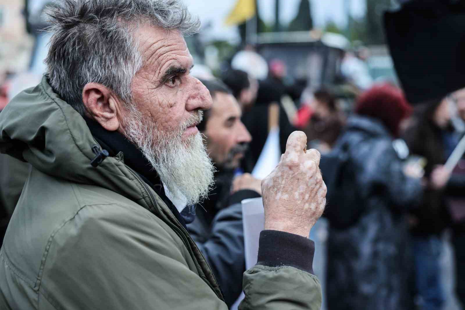 Atina’da çiftçilerden, parlamento binası önünde traktörlü protesto
