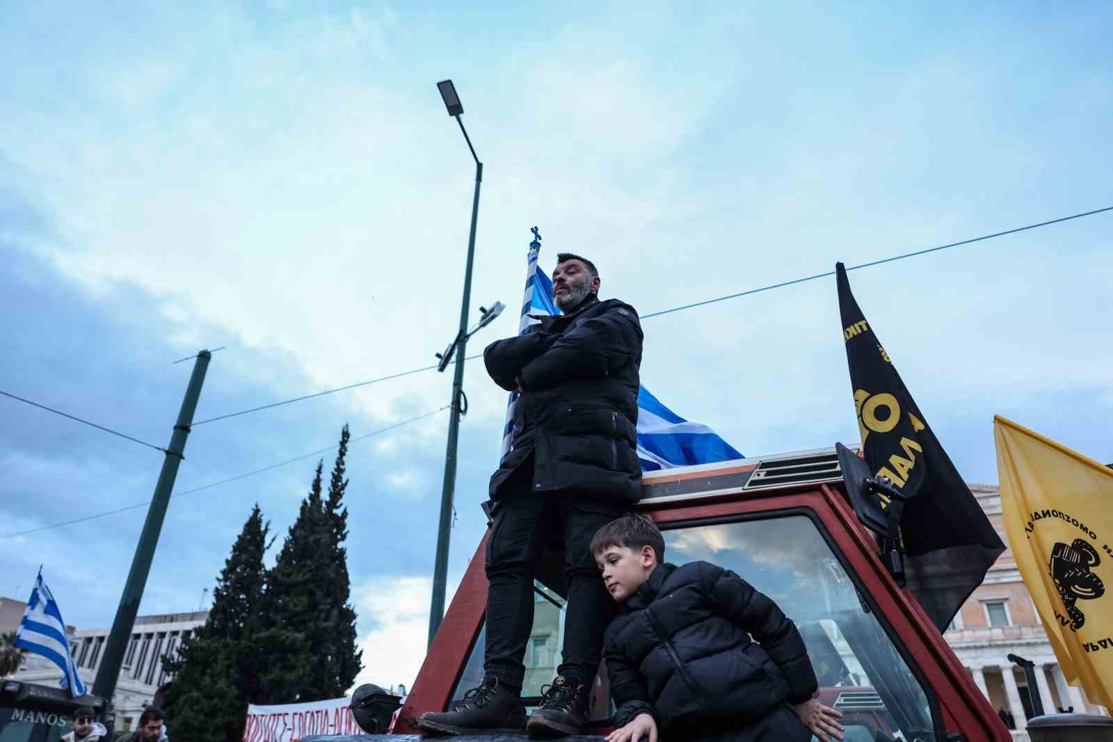 Atina’da çiftçilerden, parlamento binası önünde traktörlü protesto
